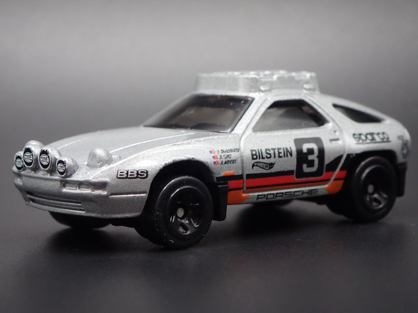 1977-1995 PORSCHE 928S SAFARI 1:64 SCALE COLLECTIBLE DIORAMA DIECAST MODEL CAR