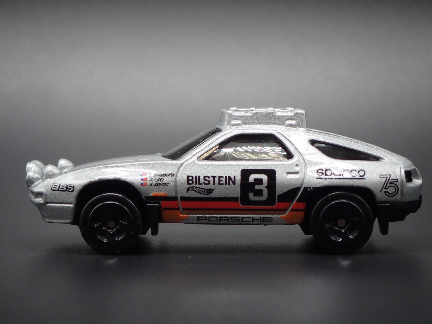 1977-1995 PORSCHE 928S SAFARI 1:64 SCALE COLLECTIBLE DIORAMA DIECAST MODEL CAR