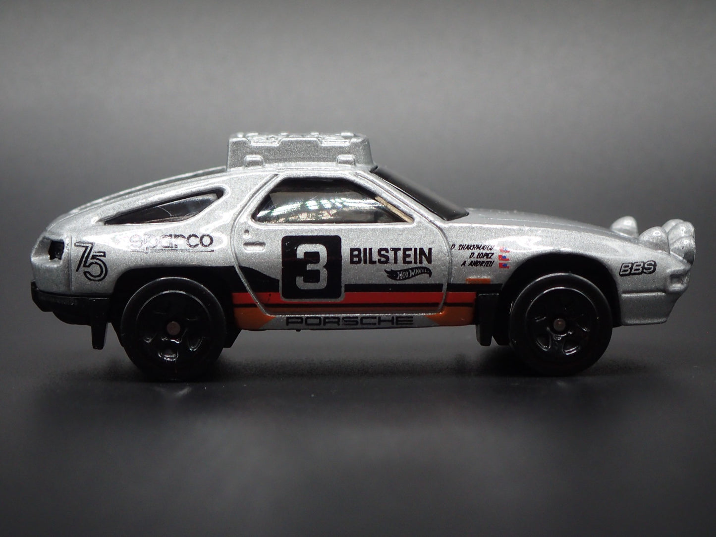 1977-1995 PORSCHE 928S SAFARI 1:64 SCALE COLLECTIBLE DIORAMA DIECAST MODEL CAR