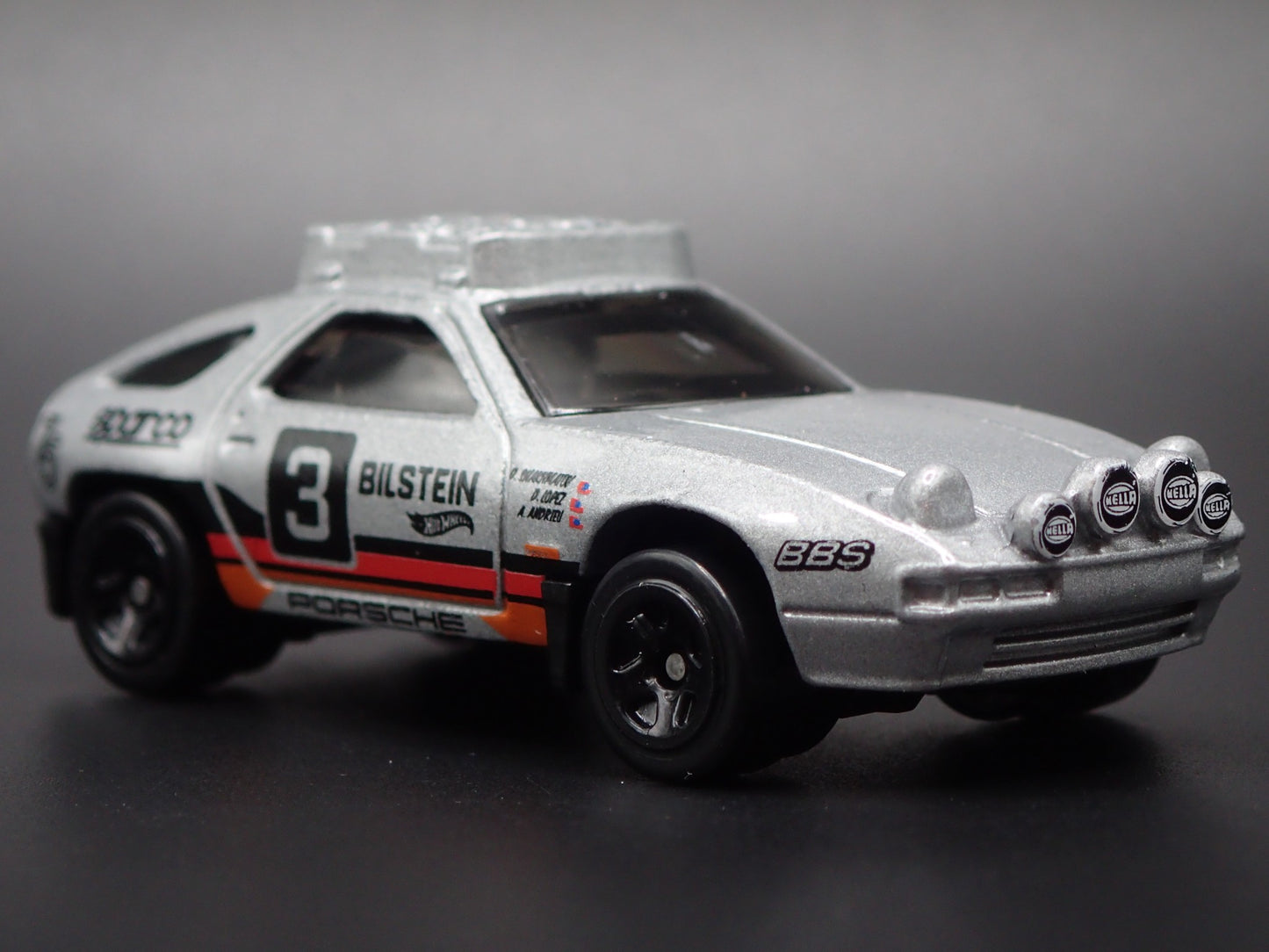 1977-1995 PORSCHE 928S SAFARI 1:64 SCALE COLLECTIBLE DIORAMA DIECAST MODEL CAR