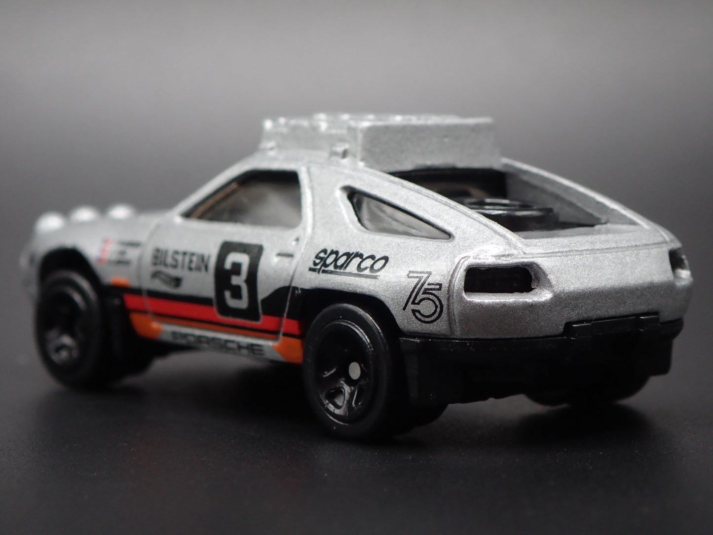 1977-1995 PORSCHE 928S SAFARI 1:64 SCALE COLLECTIBLE DIORAMA DIECAST MODEL CAR