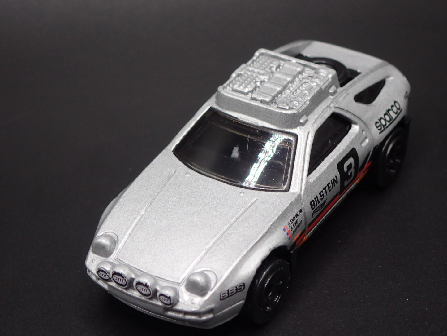 1977-1995 PORSCHE 928S SAFARI 1:64 SCALE COLLECTIBLE DIORAMA DIECAST MODEL CAR