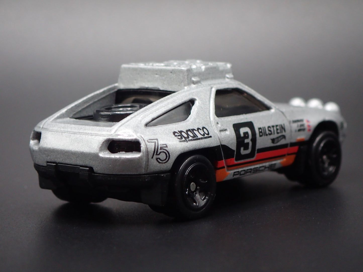 1977-1995 PORSCHE 928S SAFARI 1:64 SCALE COLLECTIBLE DIORAMA DIECAST MODEL CAR