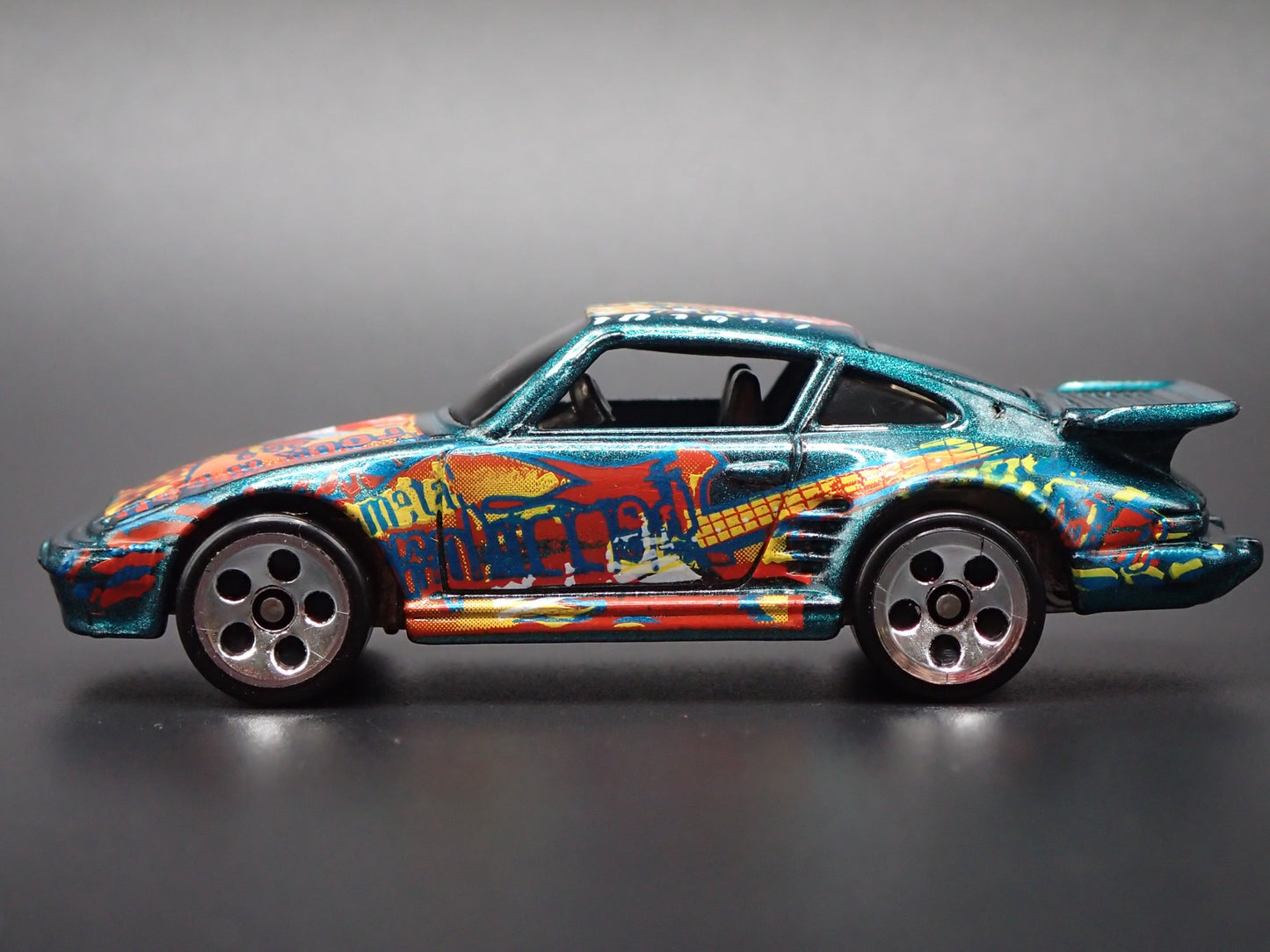 1978-1983 PORSCHE 930 TURBO SLANT NOSE 1:64 SCALE DIORAMA DIECAST MODEL CAR