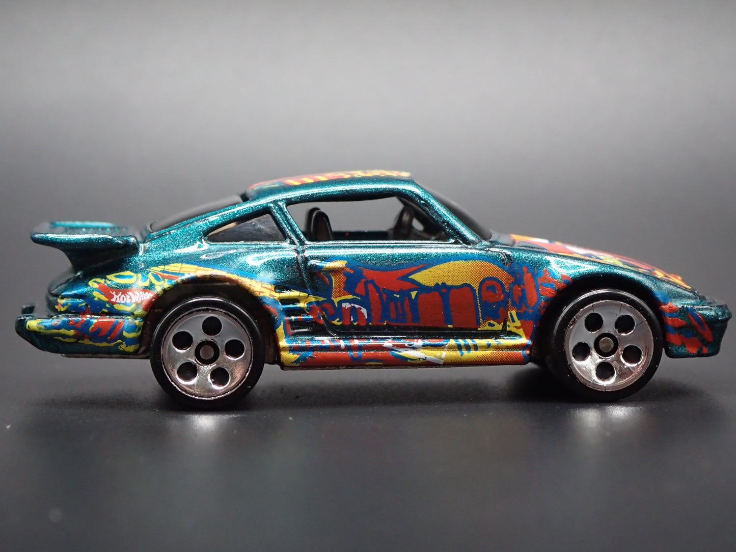 1978-1983 PORSCHE 930 TURBO SLANT NOSE 1:64 SCALE DIORAMA DIECAST MODEL CAR