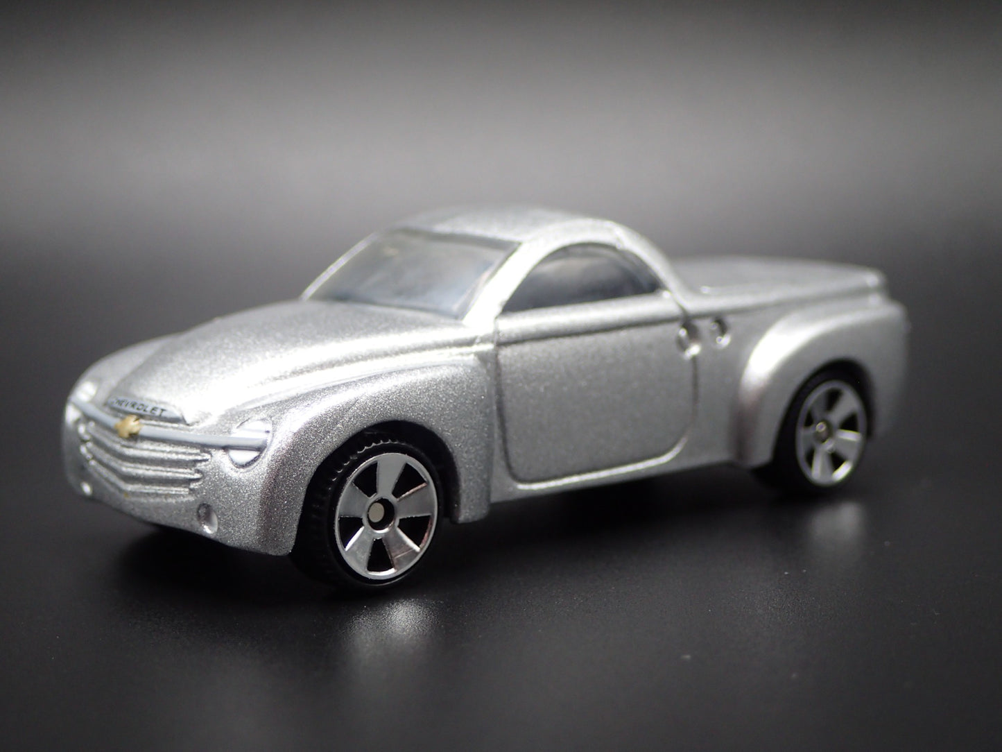 2003-2006 CHEVY CHEVROLET SSR TRUCK SILVER 1:64 SCALE DIORAMA DIECAST MODEL CAR