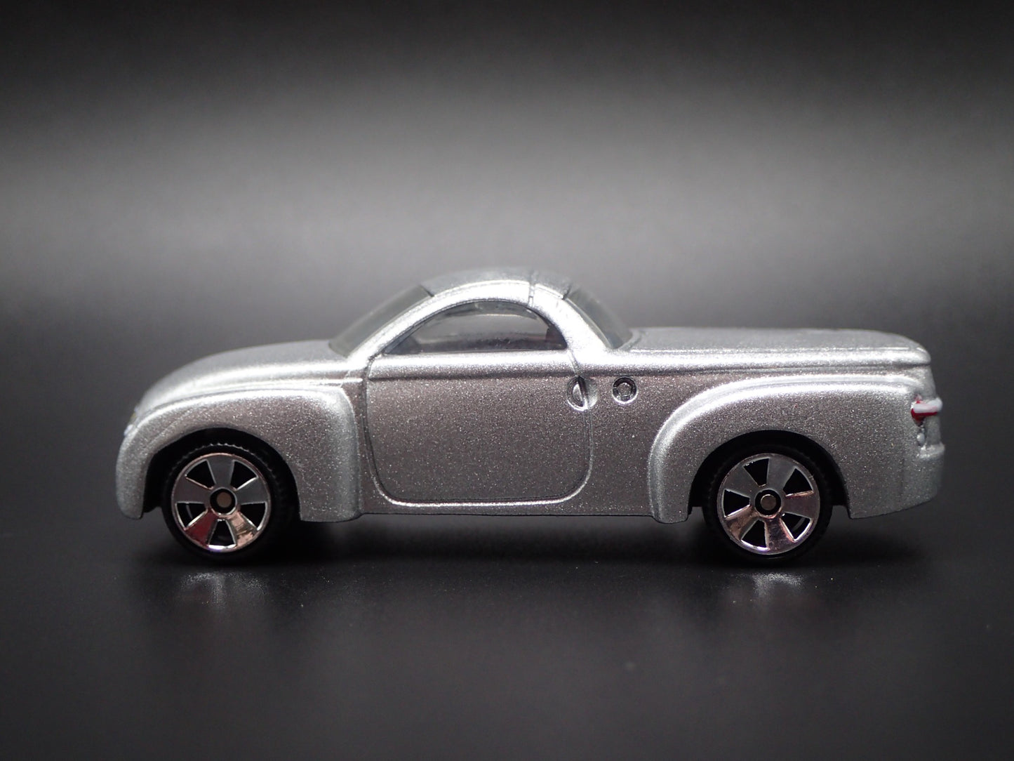 2003-2006 CHEVY CHEVROLET SSR TRUCK SILVER 1:64 SCALE DIORAMA DIECAST MODEL CAR