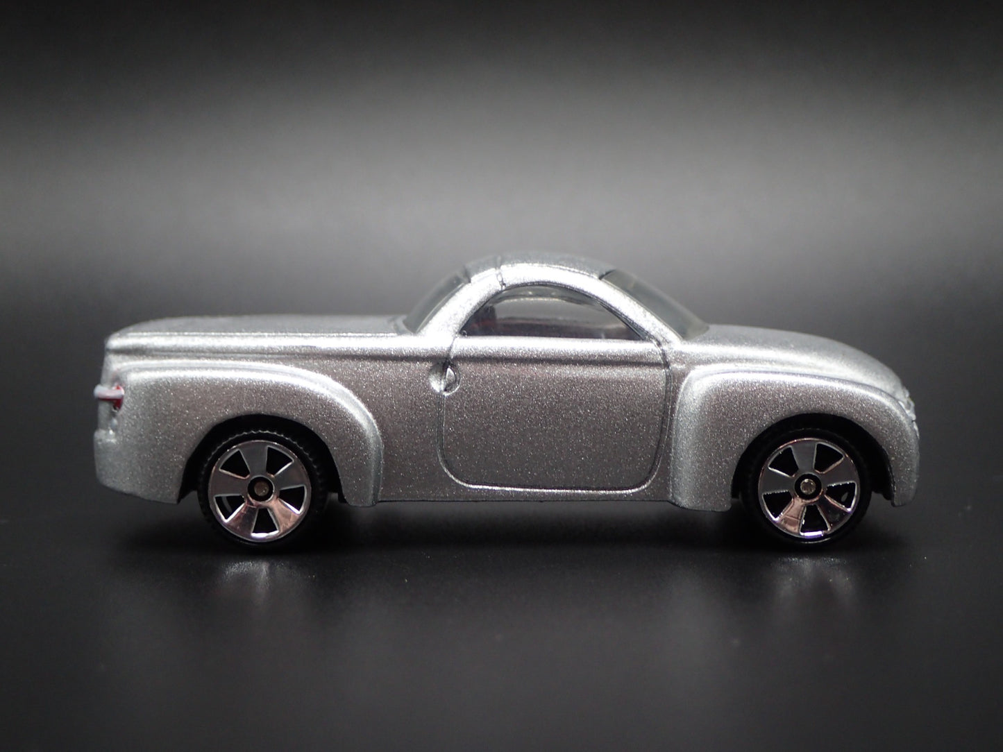 2003-2006 CHEVY CHEVROLET SSR TRUCK SILVER 1:64 SCALE DIORAMA DIECAST MODEL CAR