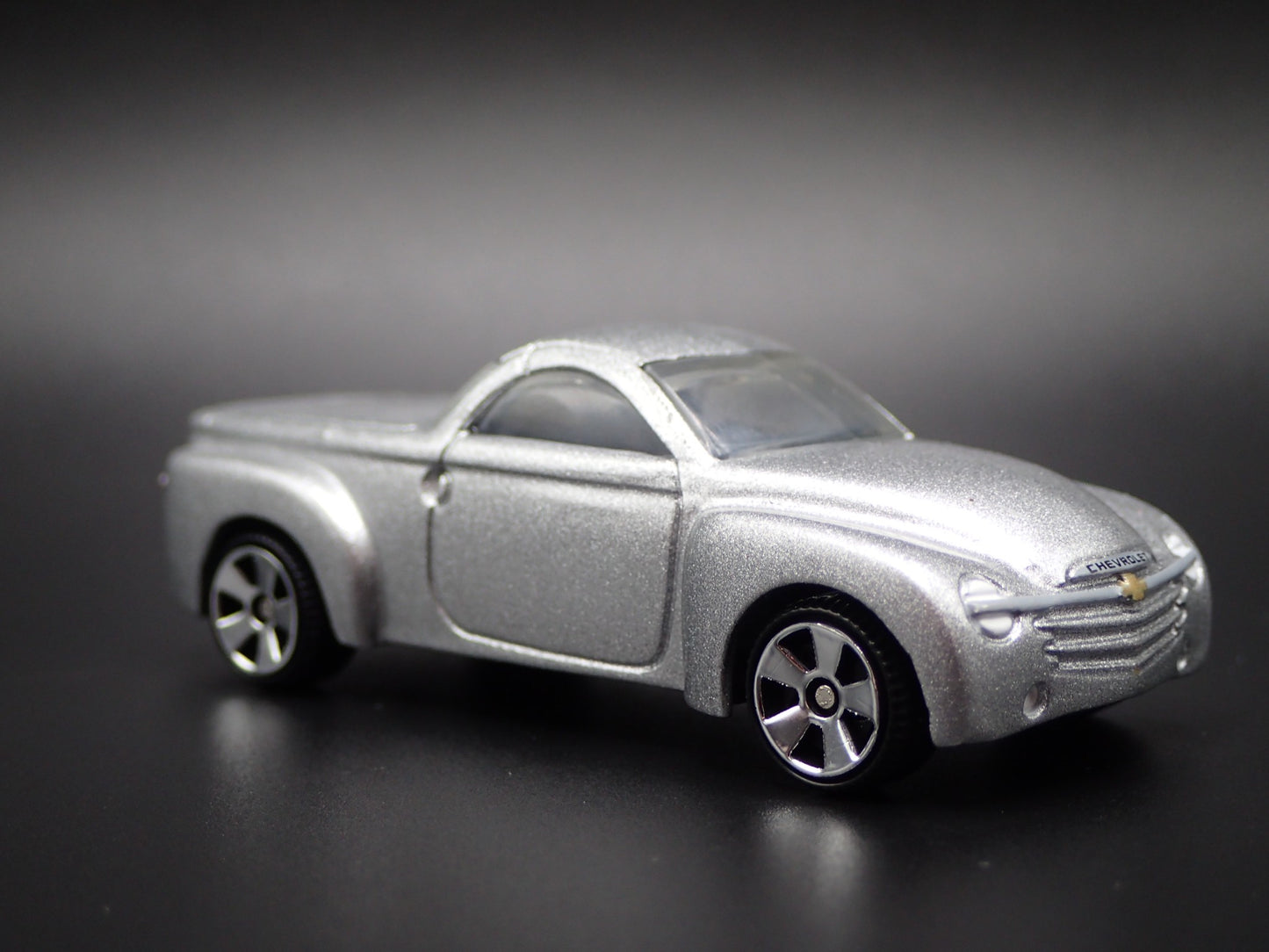 2003-2006 CHEVY CHEVROLET SSR TRUCK SILVER 1:64 SCALE DIORAMA DIECAST MODEL CAR