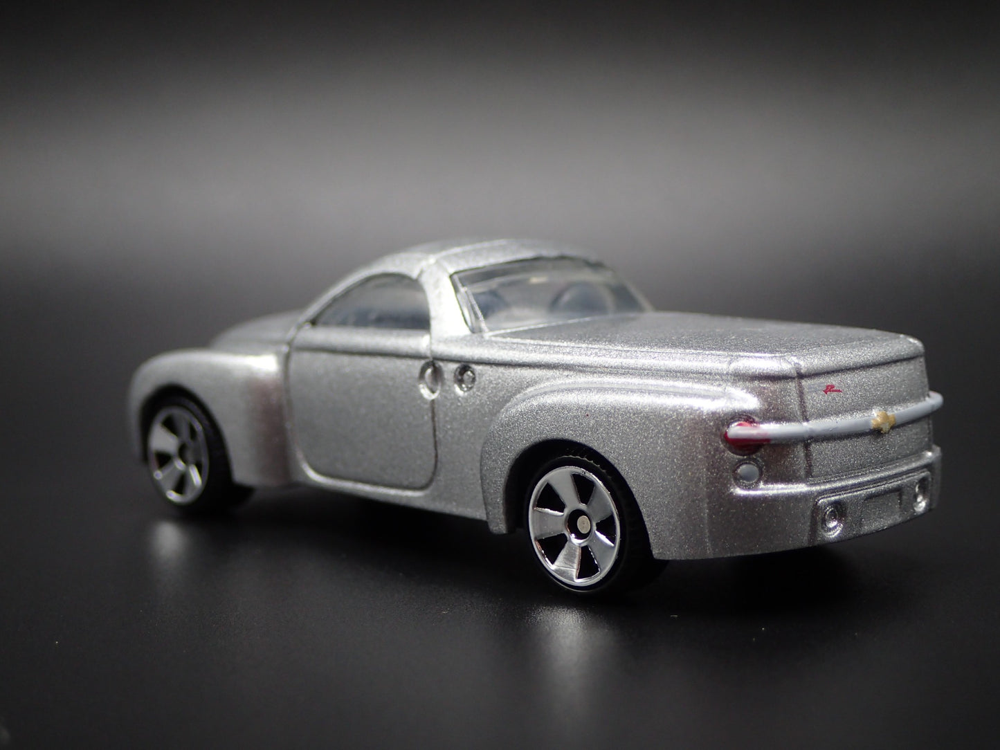 2003-2006 CHEVY CHEVROLET SSR TRUCK SILVER 1:64 SCALE DIORAMA DIECAST MODEL CAR