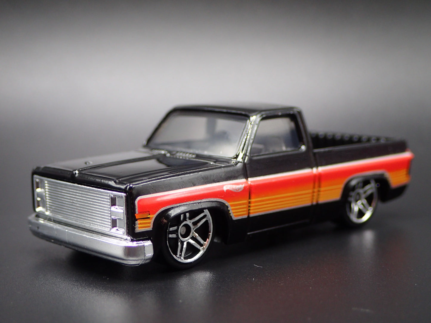 1983 83 CHEVY CHEVROLET SILVERADO SQUARE BODY TRUCK 1/64 SCALE DIECAST MODEL CAR