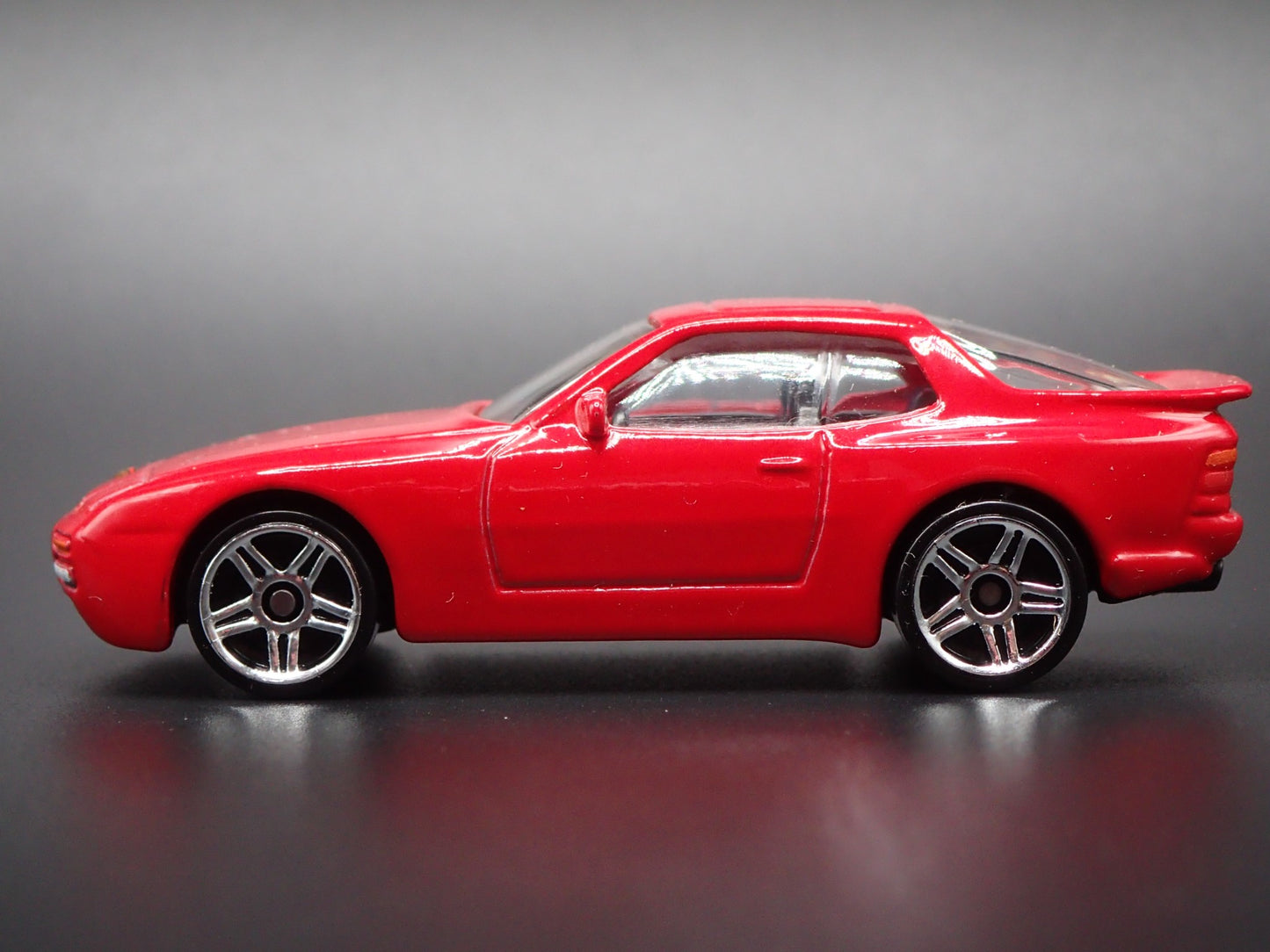 1982-1991 PORSCHE 944 TURBO RED 1:64 SCALE COLLECTIBLE DIORAMA DIECAST MODEL CAR