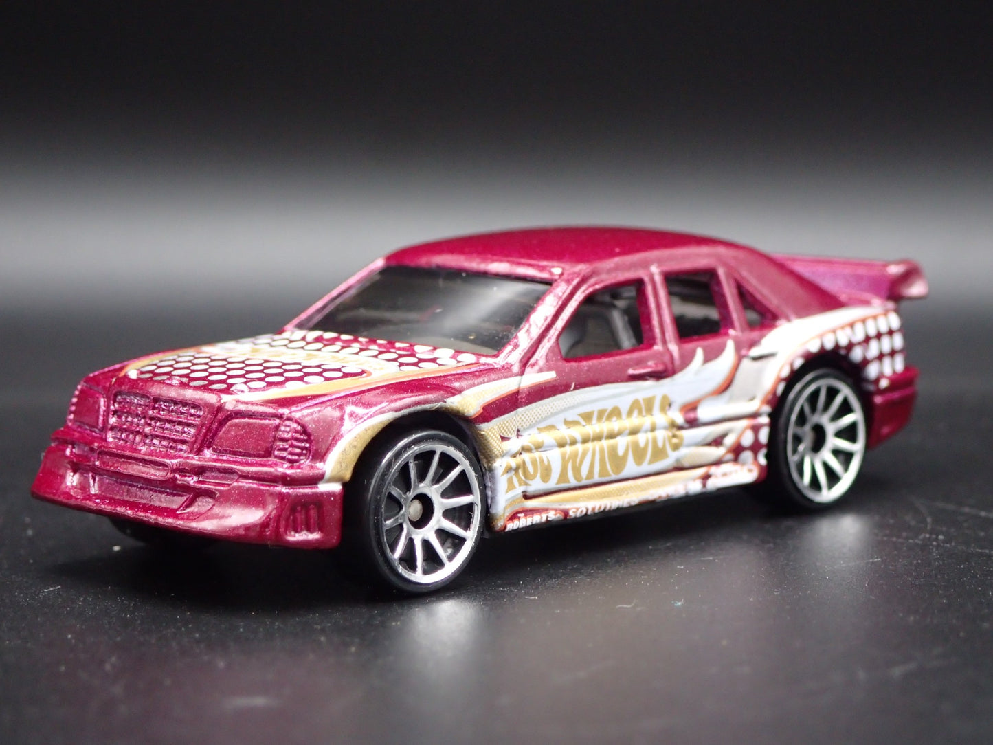 1993-1999 MERCEDES-BENZ C CLASS BURGUNDY 1:64 SCALE DIORAMA DIECAST MODEL CAR