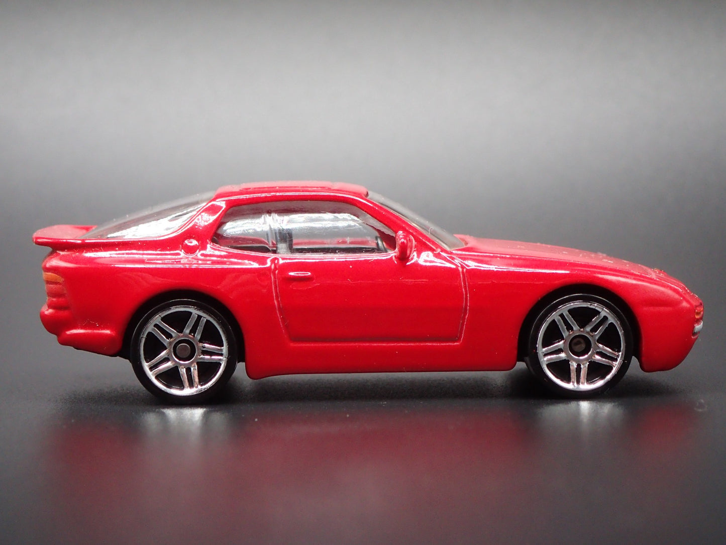 1982-1991 PORSCHE 944 TURBO RED 1:64 SCALE COLLECTIBLE DIORAMA DIECAST MODEL CAR
