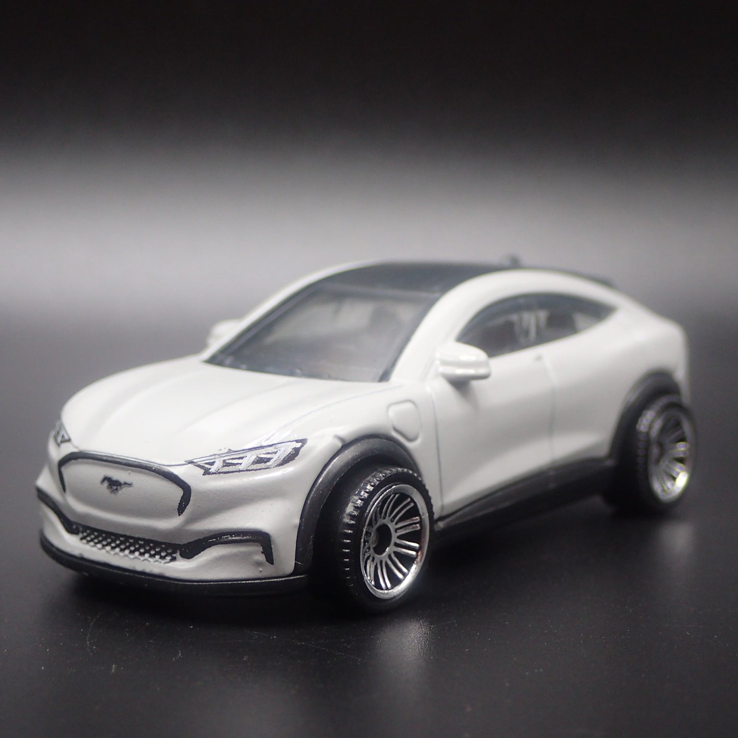 2021-2025 FORD MUSTANG MACH E ELECTRIC SUV 1/64 SCALE DIORAMA DIECAST MODEL CAR