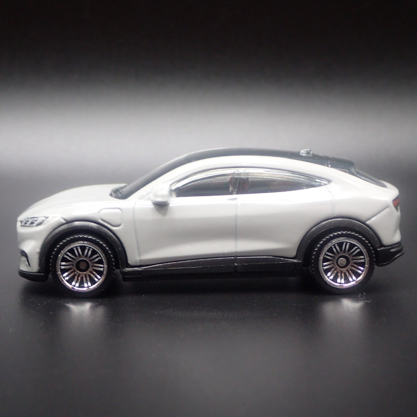 2021-2025 FORD MUSTANG MACH E ELECTRIC SUV 1/64 SCALE DIORAMA DIECAST MODEL CAR
