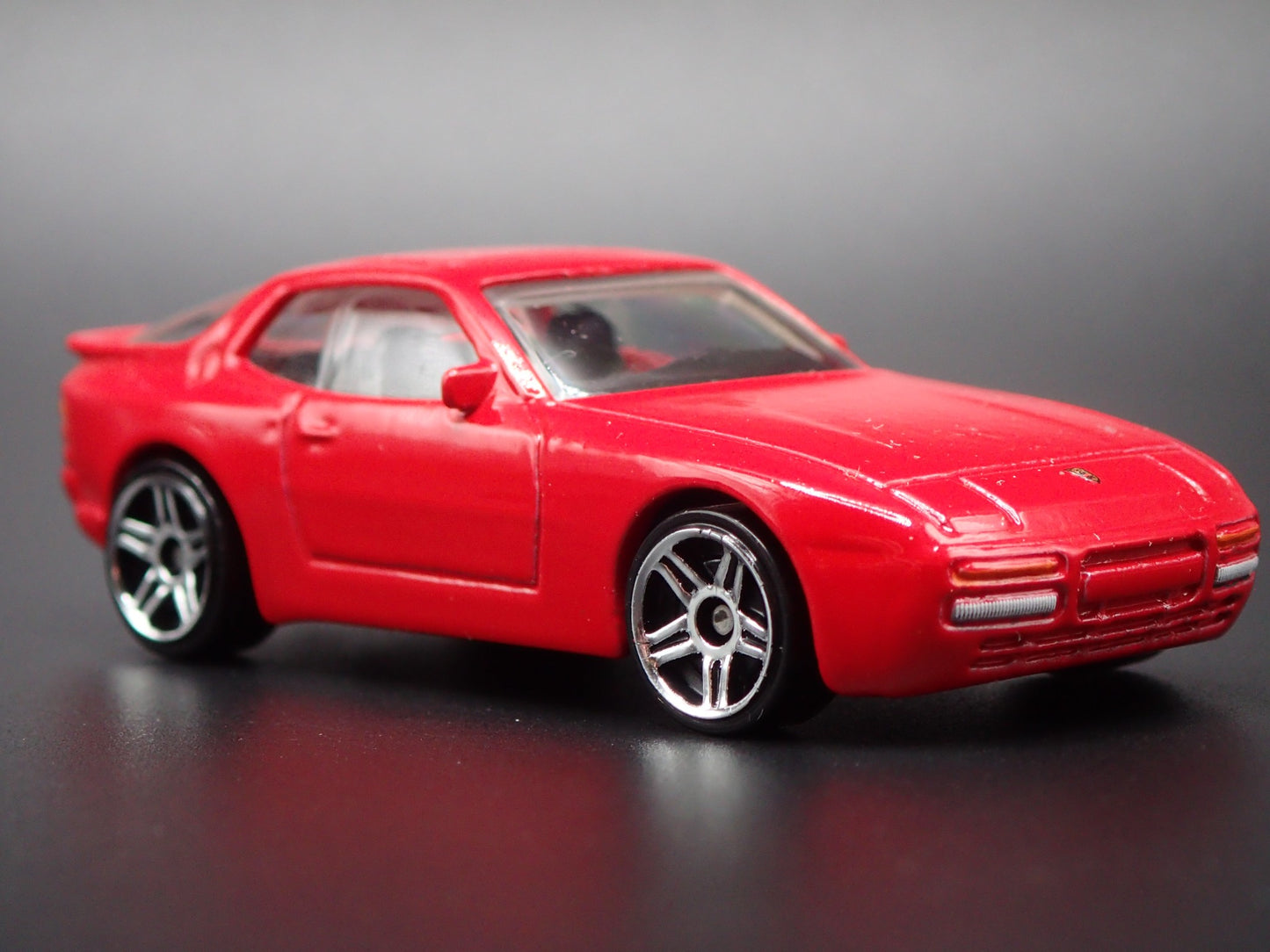 1982-1991 PORSCHE 944 TURBO RED 1:64 SCALE COLLECTIBLE DIORAMA DIECAST MODEL CAR