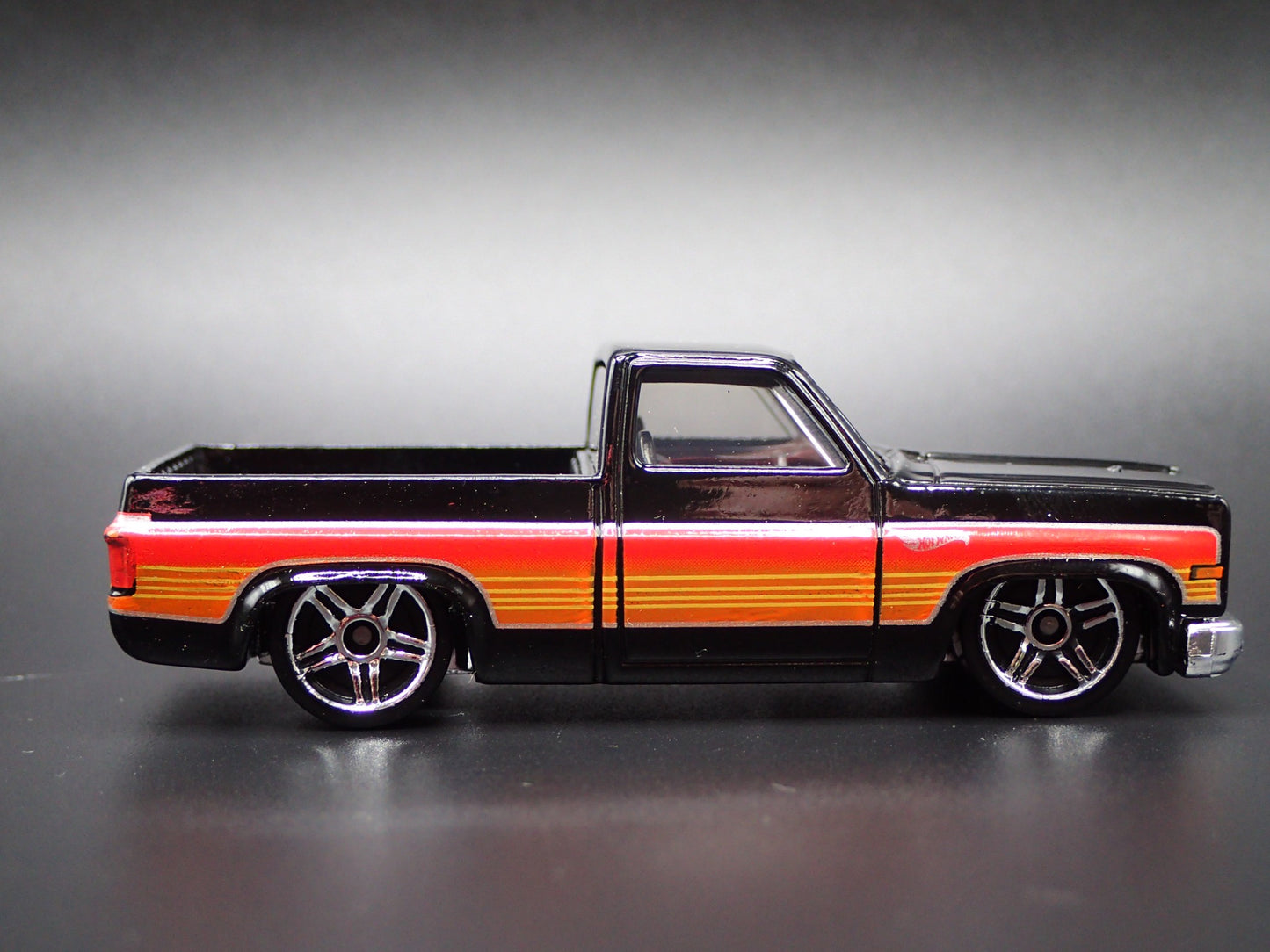1983 83 CHEVY CHEVROLET SILVERADO SQUARE BODY TRUCK 1/64 SCALE DIECAST MODEL CAR