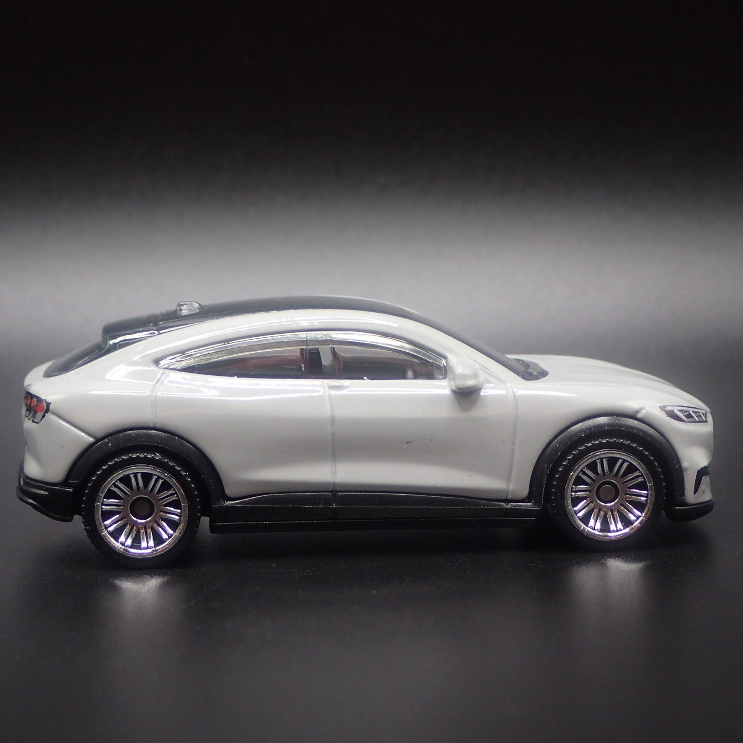 2021-2025 FORD MUSTANG MACH E ELECTRIC SUV 1/64 SCALE DIORAMA DIECAST MODEL CAR