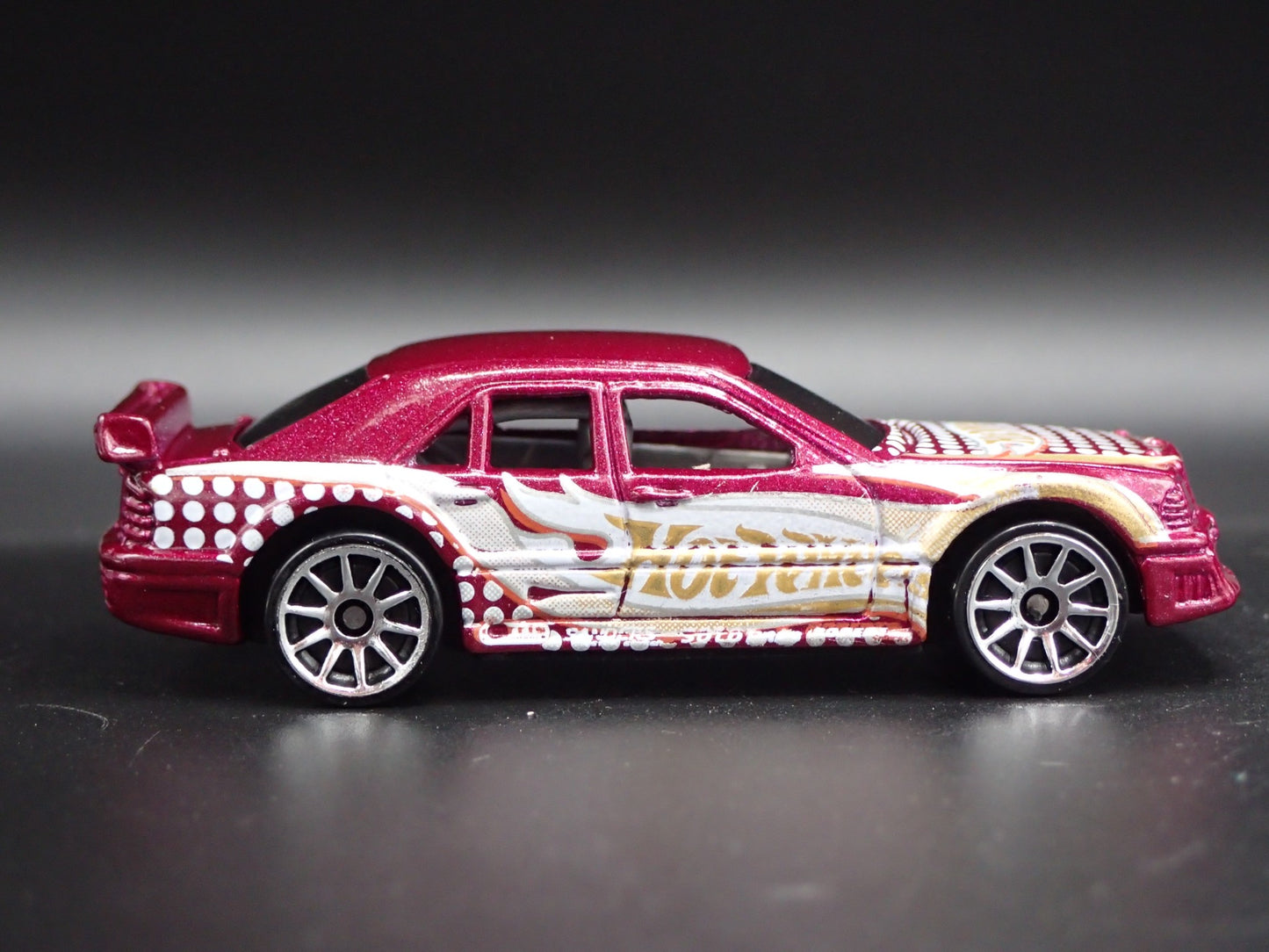 1993-1999 MERCEDES-BENZ C CLASS BURGUNDY 1:64 SCALE DIORAMA DIECAST MODEL CAR