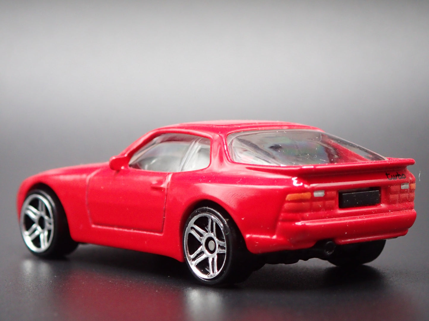 1982-1991 PORSCHE 944 TURBO RED 1:64 SCALE COLLECTIBLE DIORAMA DIECAST MODEL CAR