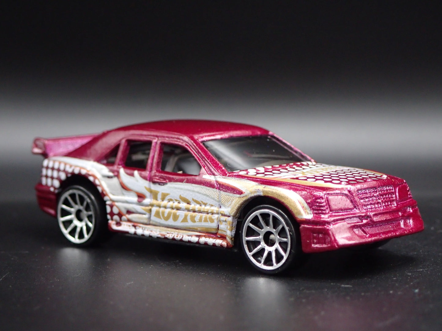 1993-1999 MERCEDES-BENZ C CLASS BURGUNDY 1:64 SCALE DIORAMA DIECAST MODEL CAR