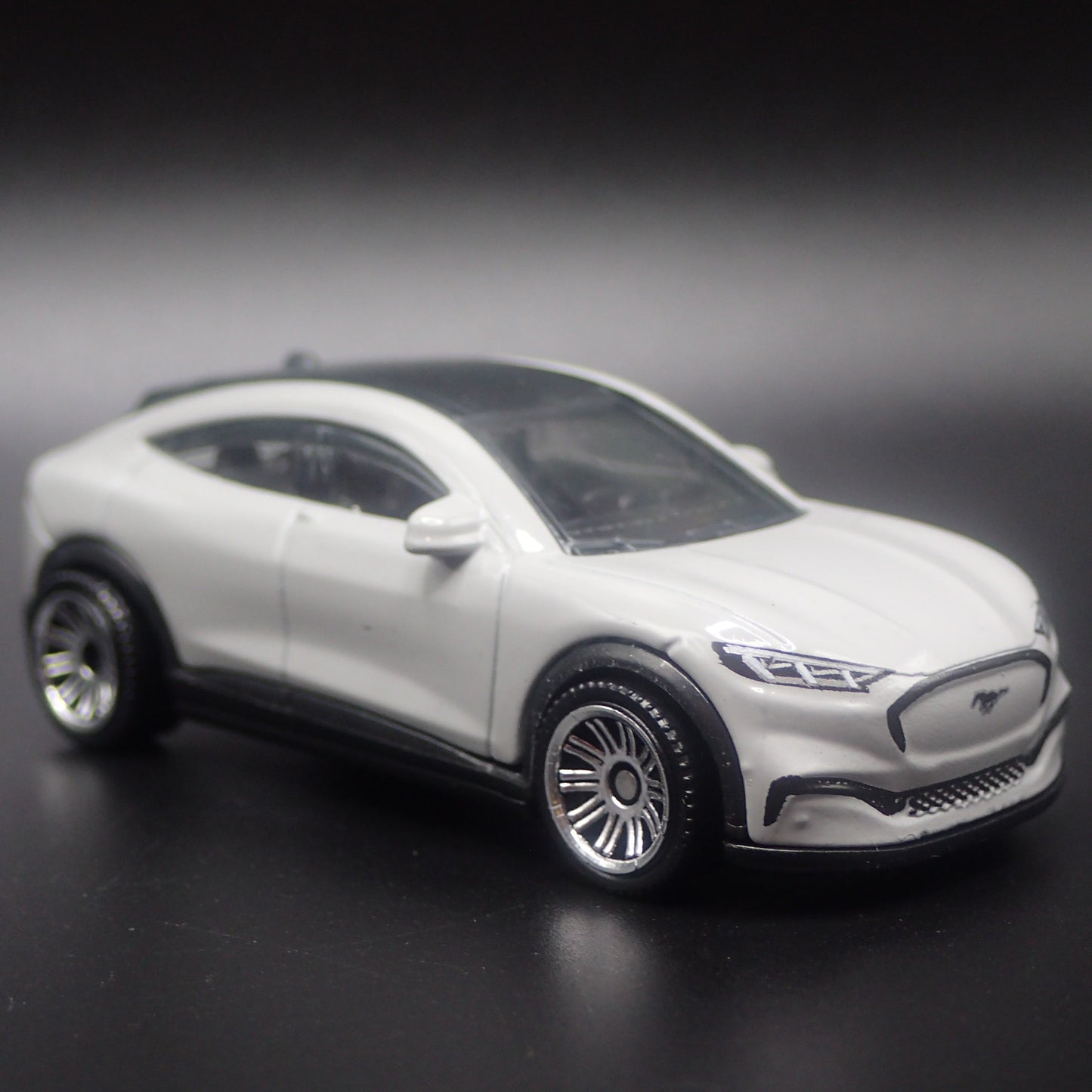 2021-2025 FORD MUSTANG MACH E ELECTRIC SUV 1/64 SCALE DIORAMA DIECAST MODEL CAR