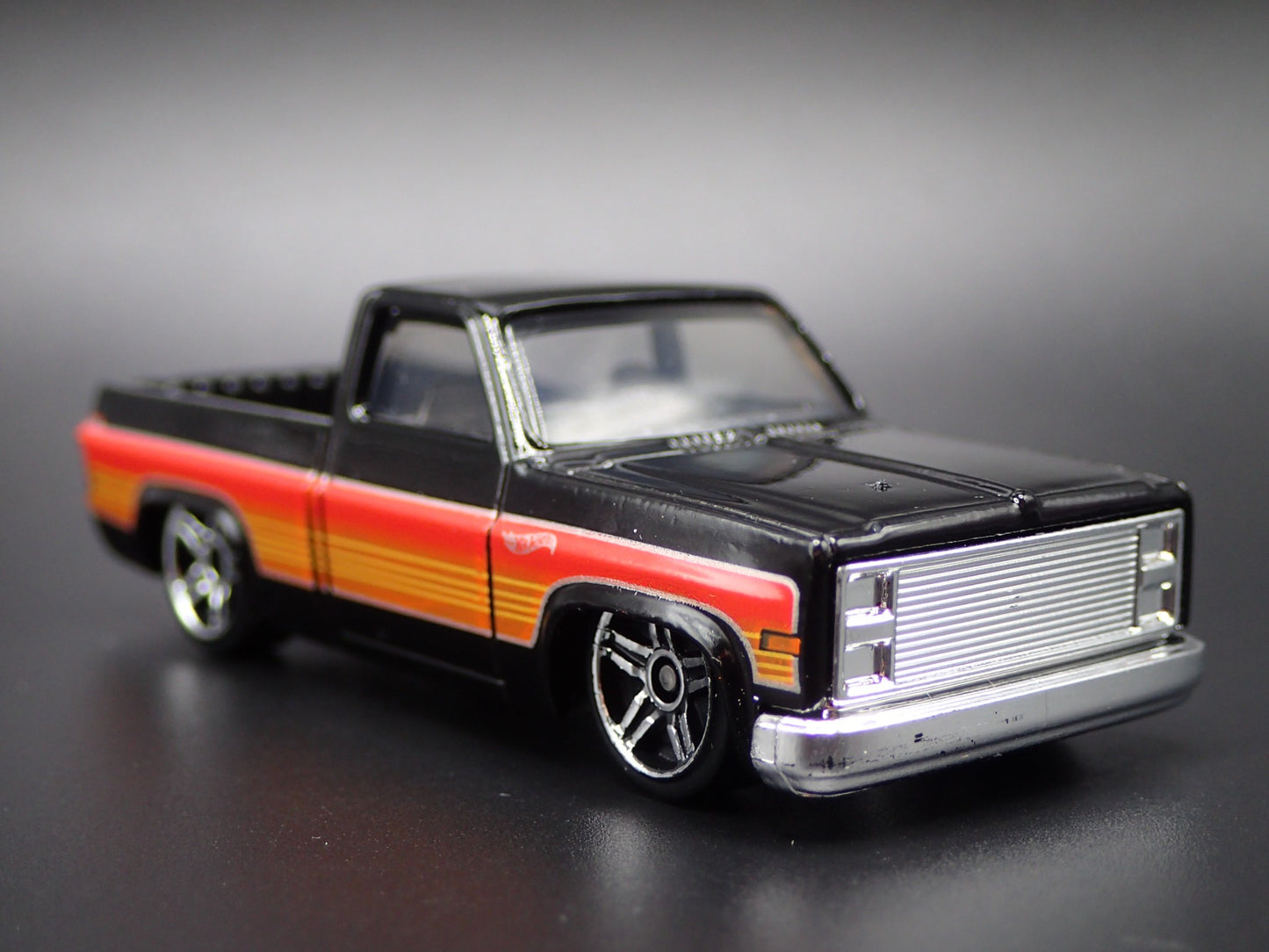 1983 83 CHEVY CHEVROLET SILVERADO SQUARE BODY TRUCK 1/64 SCALE DIECAST MODEL CAR