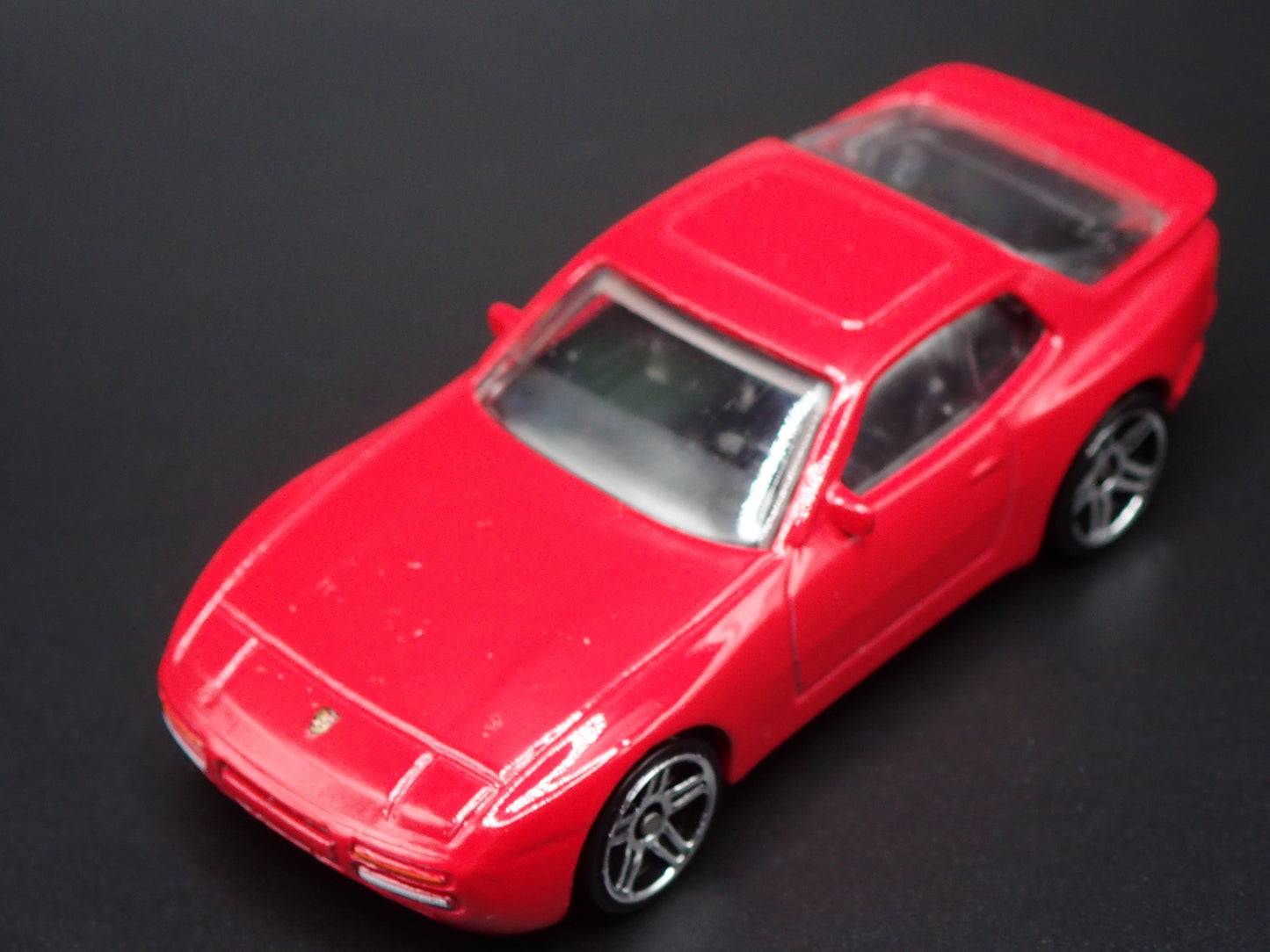 1982-1991 PORSCHE 944 TURBO RED 1:64 SCALE COLLECTIBLE DIORAMA DIECAST MODEL CAR