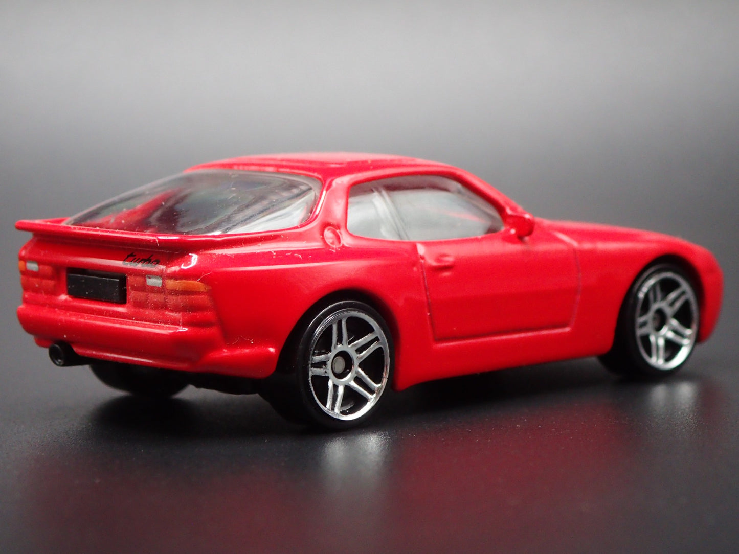 1982-1991 PORSCHE 944 TURBO RED 1:64 SCALE COLLECTIBLE DIORAMA DIECAST MODEL CAR