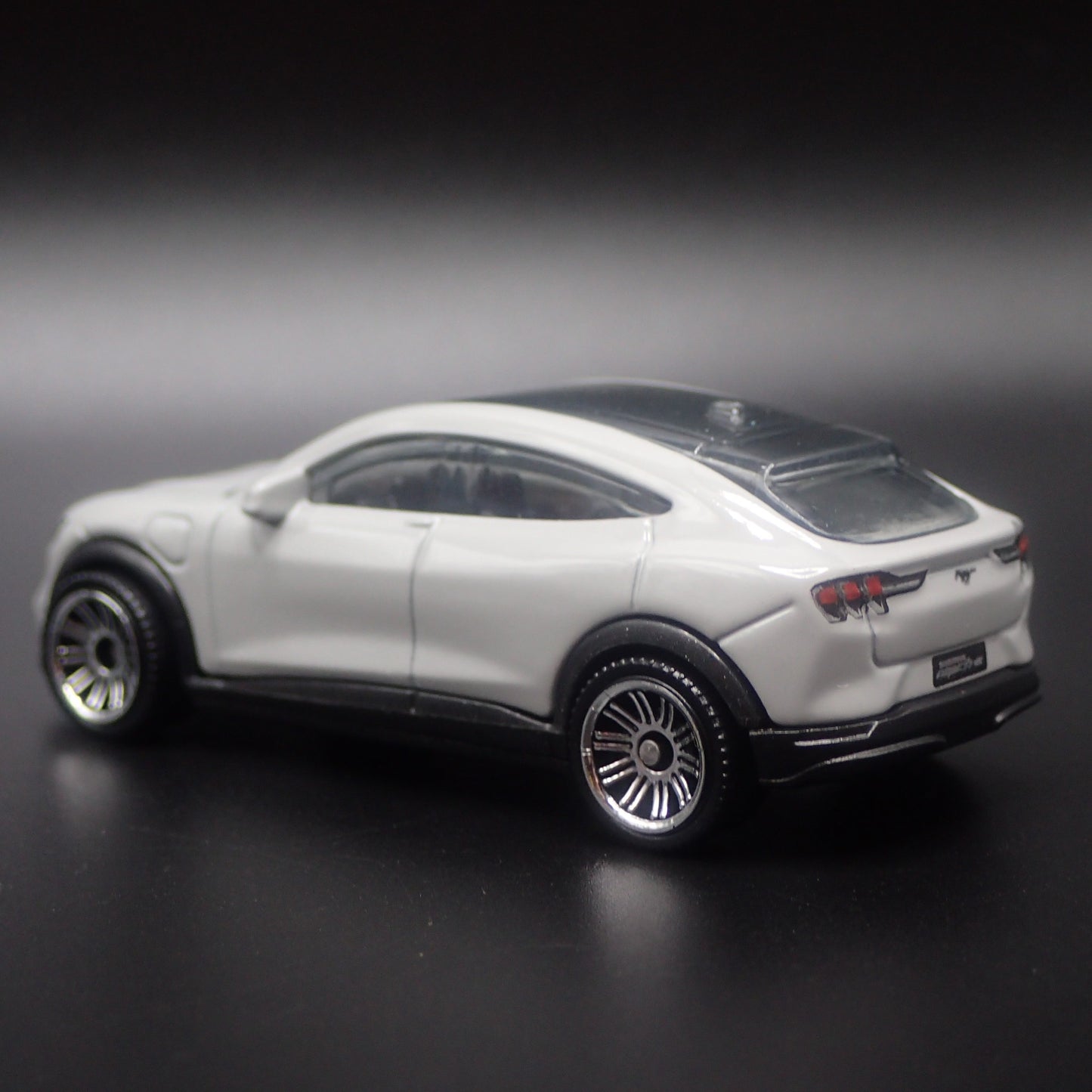 2021-2025 FORD MUSTANG MACH E ELECTRIC SUV 1/64 SCALE DIORAMA DIECAST MODEL CAR