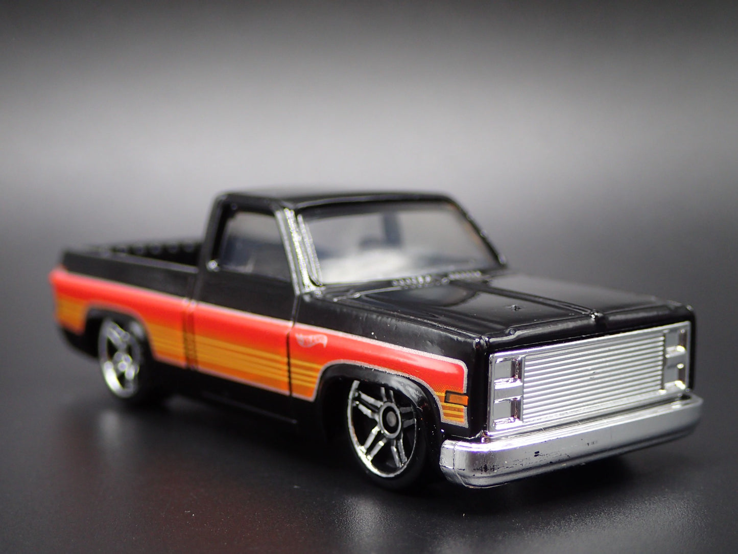 1983 83 CHEVY CHEVROLET SILVERADO SQUARE BODY TRUCK 1/64 SCALE DIECAST MODEL CAR