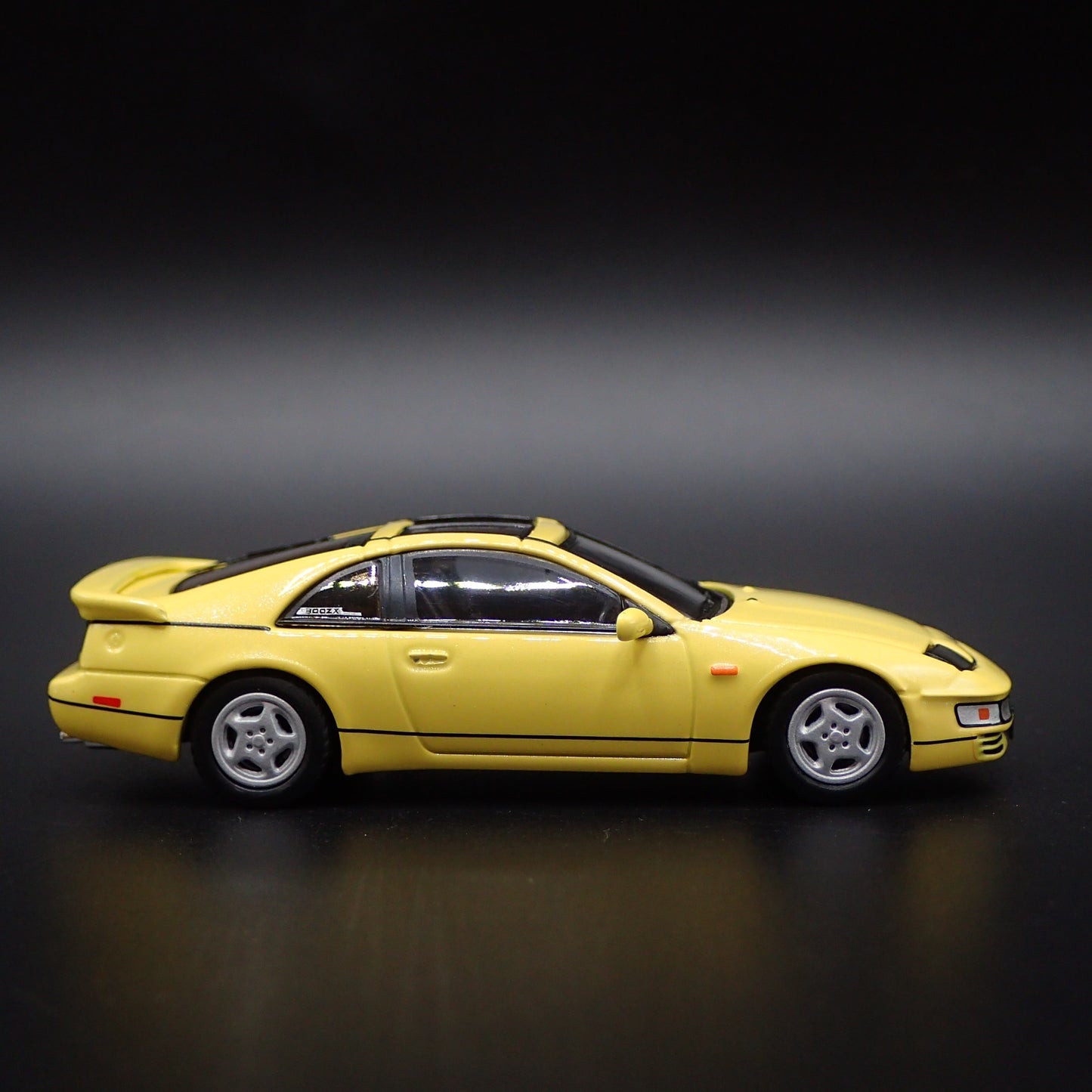 1989-2000 NISSAN FAIRLADY 300ZX Z32 YELLOW 1:64 SCALE DIORAMA DIECAST MODEL CAR