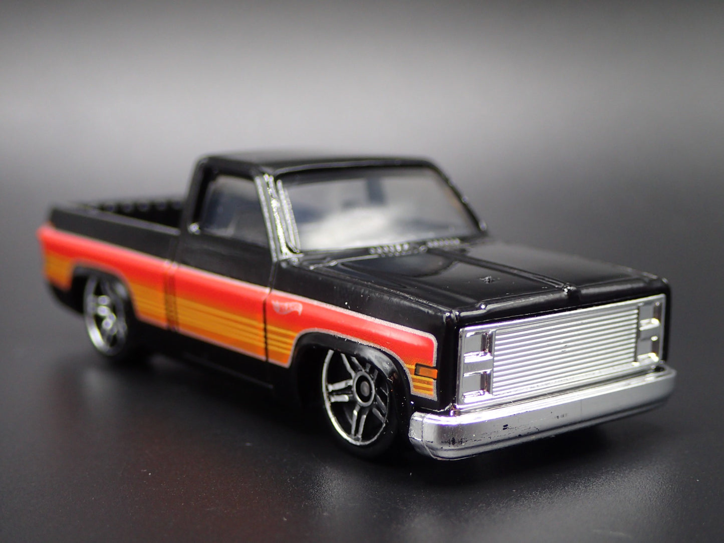 1983 83 CHEVY CHEVROLET SILVERADO SQUARE BODY TRUCK 1/64 SCALE DIECAST MODEL CAR