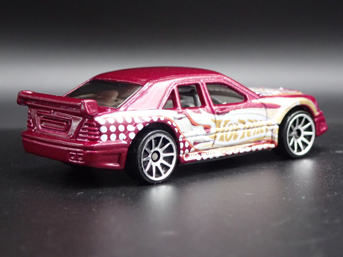 1993-1999 MERCEDES-BENZ C CLASS BURGUNDY 1:64 SCALE DIORAMA DIECAST MODEL CAR