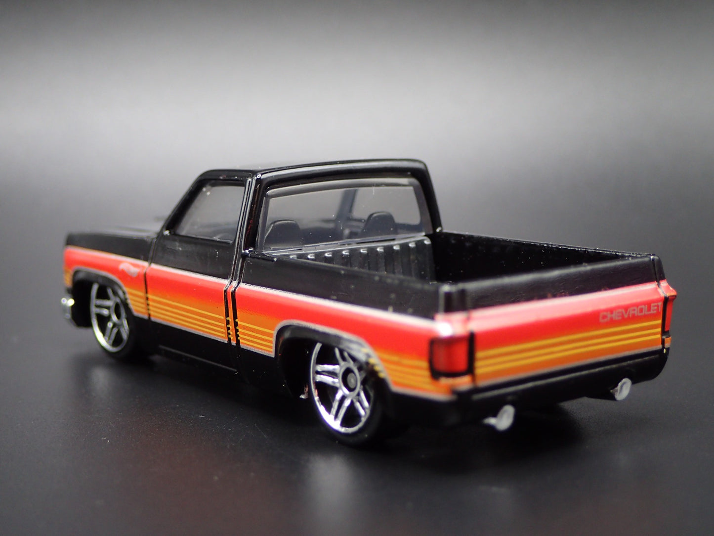 1983 83 CHEVY CHEVROLET SILVERADO SQUARE BODY TRUCK 1/64 SCALE DIECAST MODEL CAR