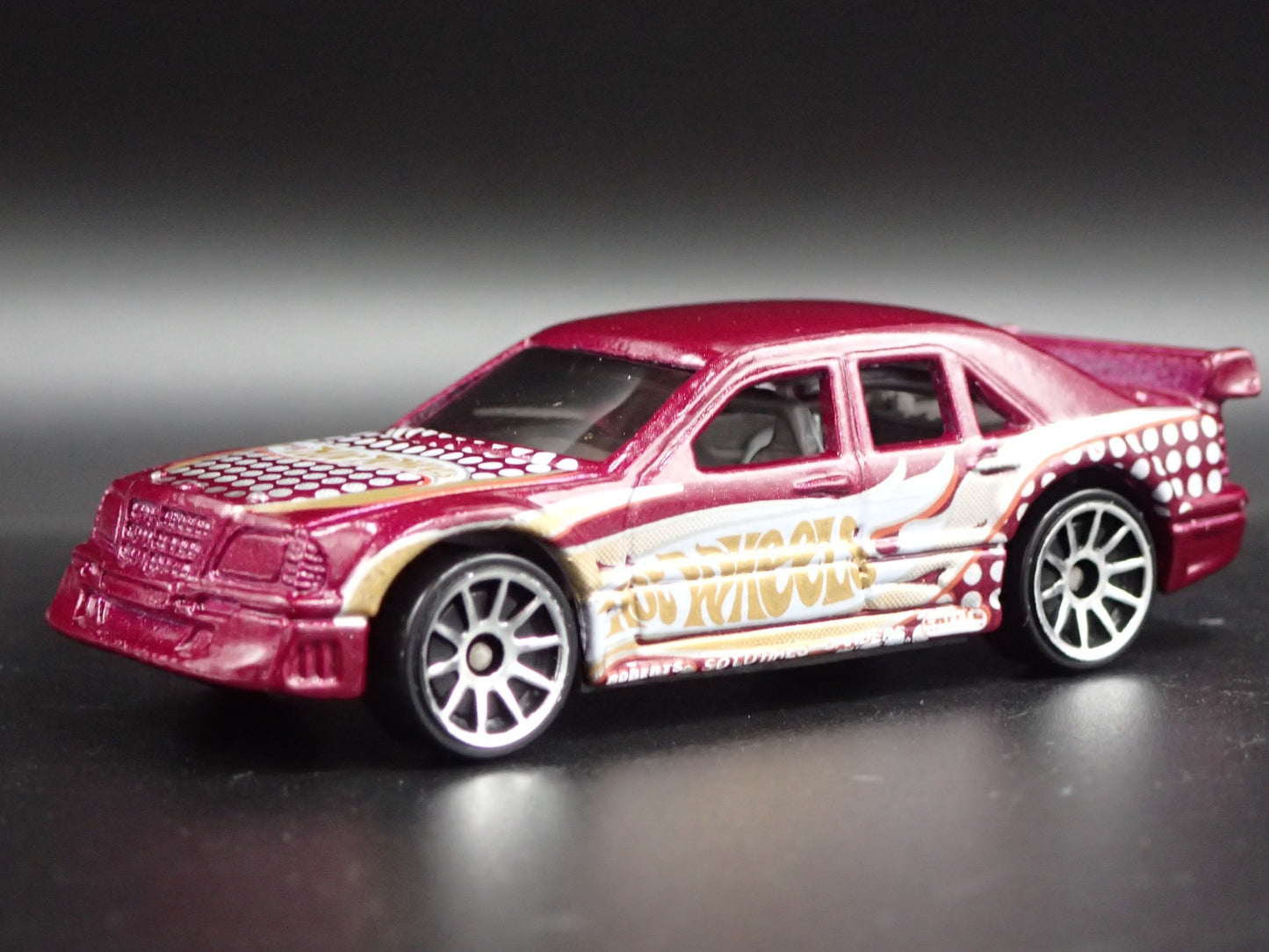 1993-1999 MERCEDES-BENZ C CLASS BURGUNDY 1:64 SCALE DIORAMA DIECAST MODEL CAR