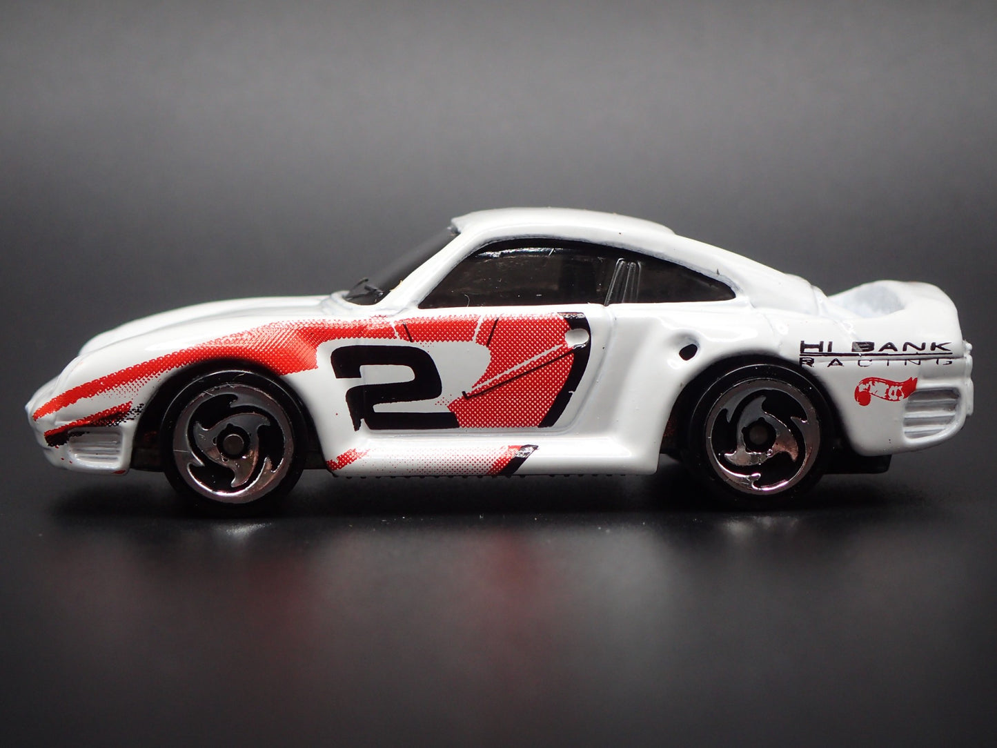 1986-1993 PORSCHE 959 WHITE 1:64 SCALE COLLECTIBLE DIORAMA DIECAST MODEL CAR