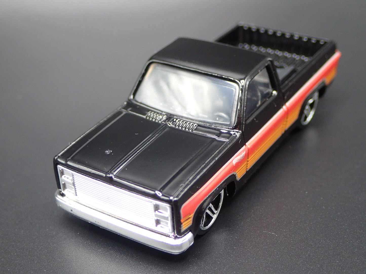 1983 83 CHEVY CHEVROLET SILVERADO SQUARE BODY TRUCK 1/64 SCALE DIECAST MODEL CAR