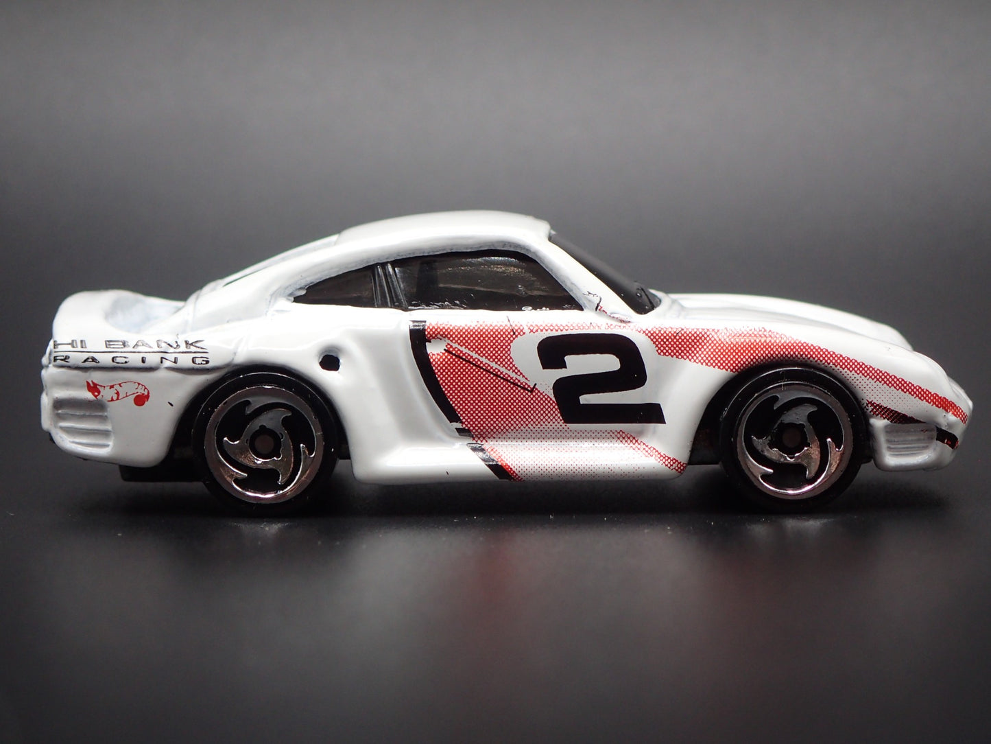 1986-1993 PORSCHE 959 WHITE 1:64 SCALE COLLECTIBLE DIORAMA DIECAST MODEL CAR