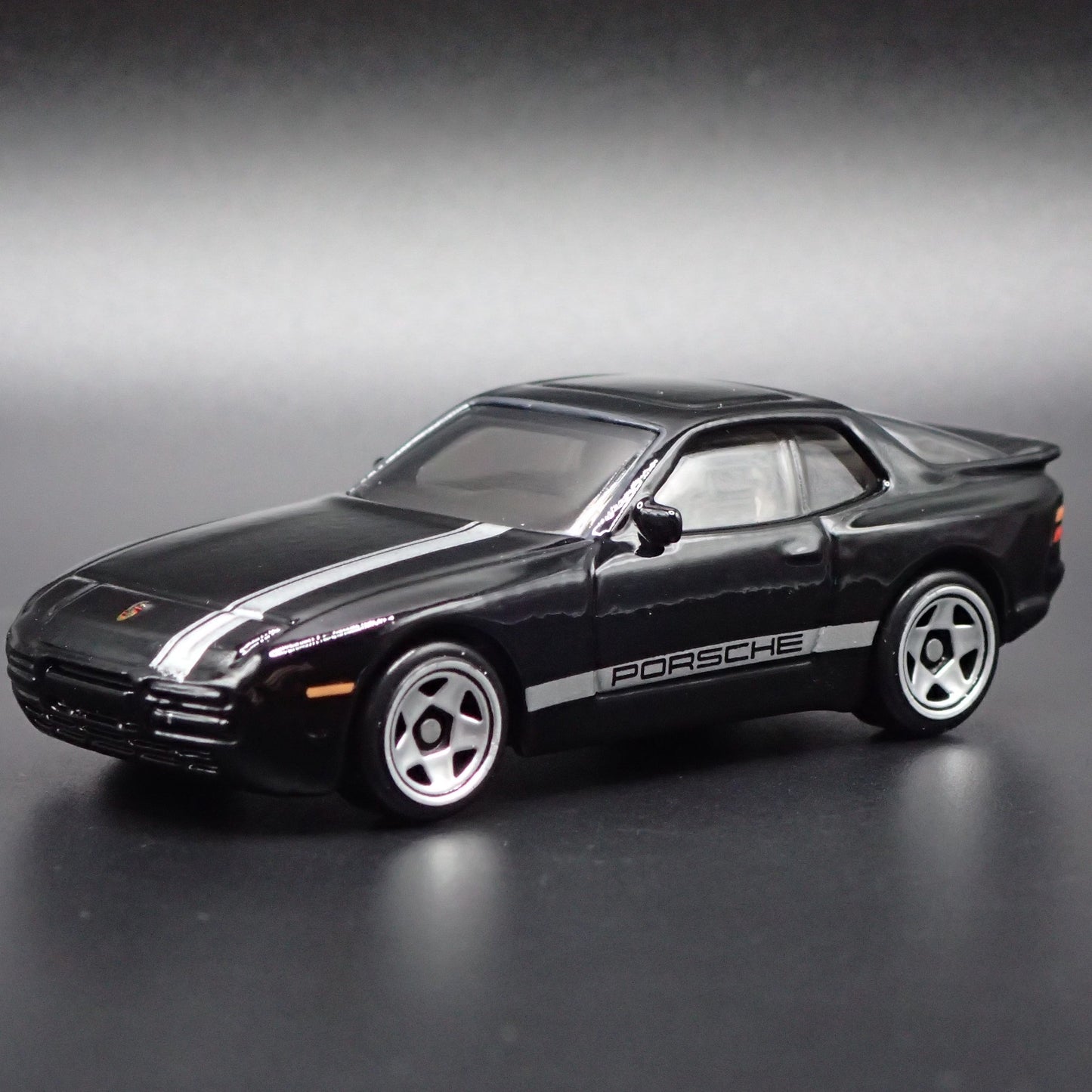 1982-1991 PORSCHE 944 TURBO 1:64 SCALE COLLECTIBLE DIORAMA DIECAST MODEL CAR