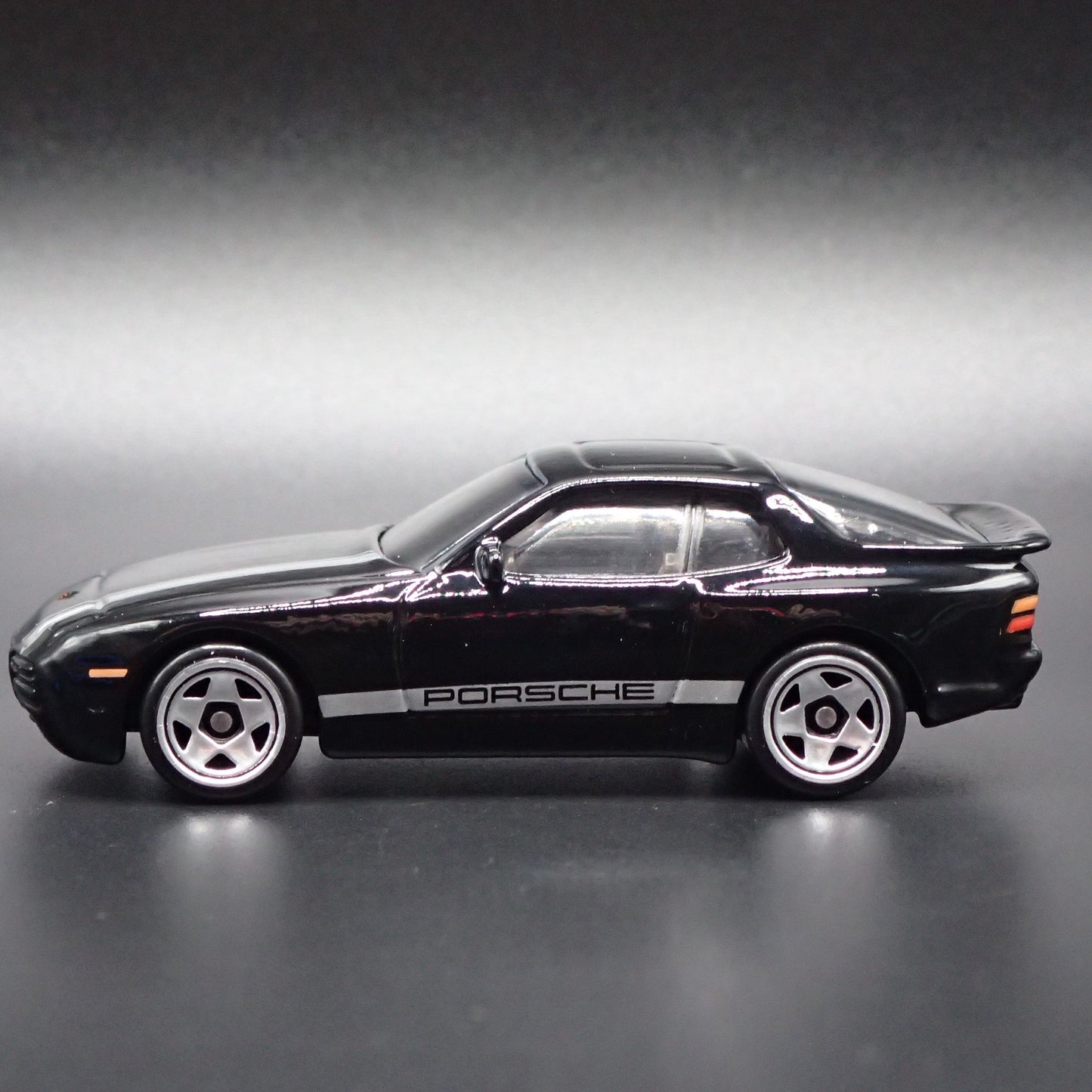 1982-1991 PORSCHE 944 TURBO 1:64 SCALE COLLECTIBLE DIORAMA DIECAST MODEL CAR