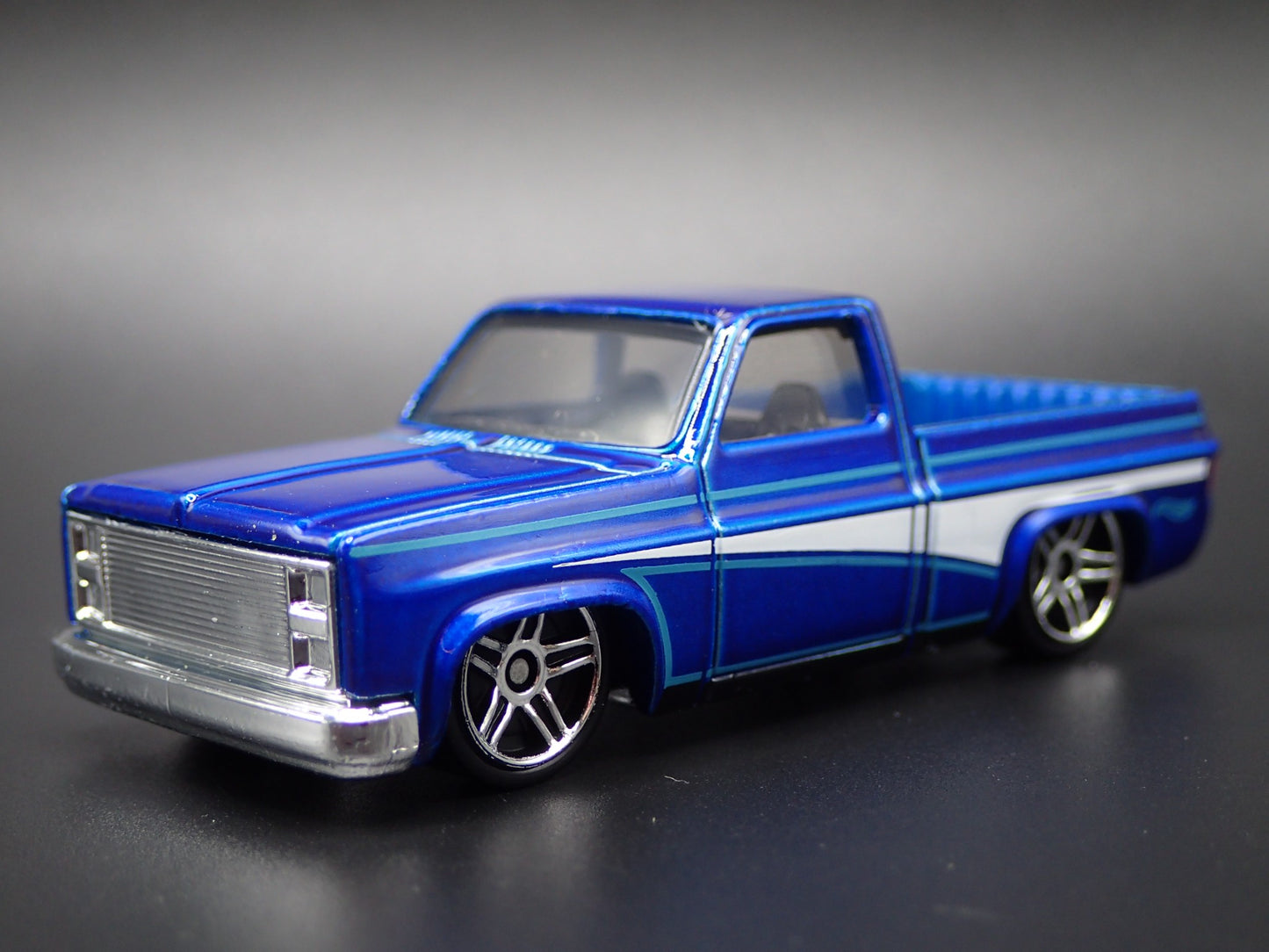 1983 83 CHEVY CHEVROLET SILVERADO SQUARE BODY TRUCK 1/64 SCALE DIECAST MODEL CAR