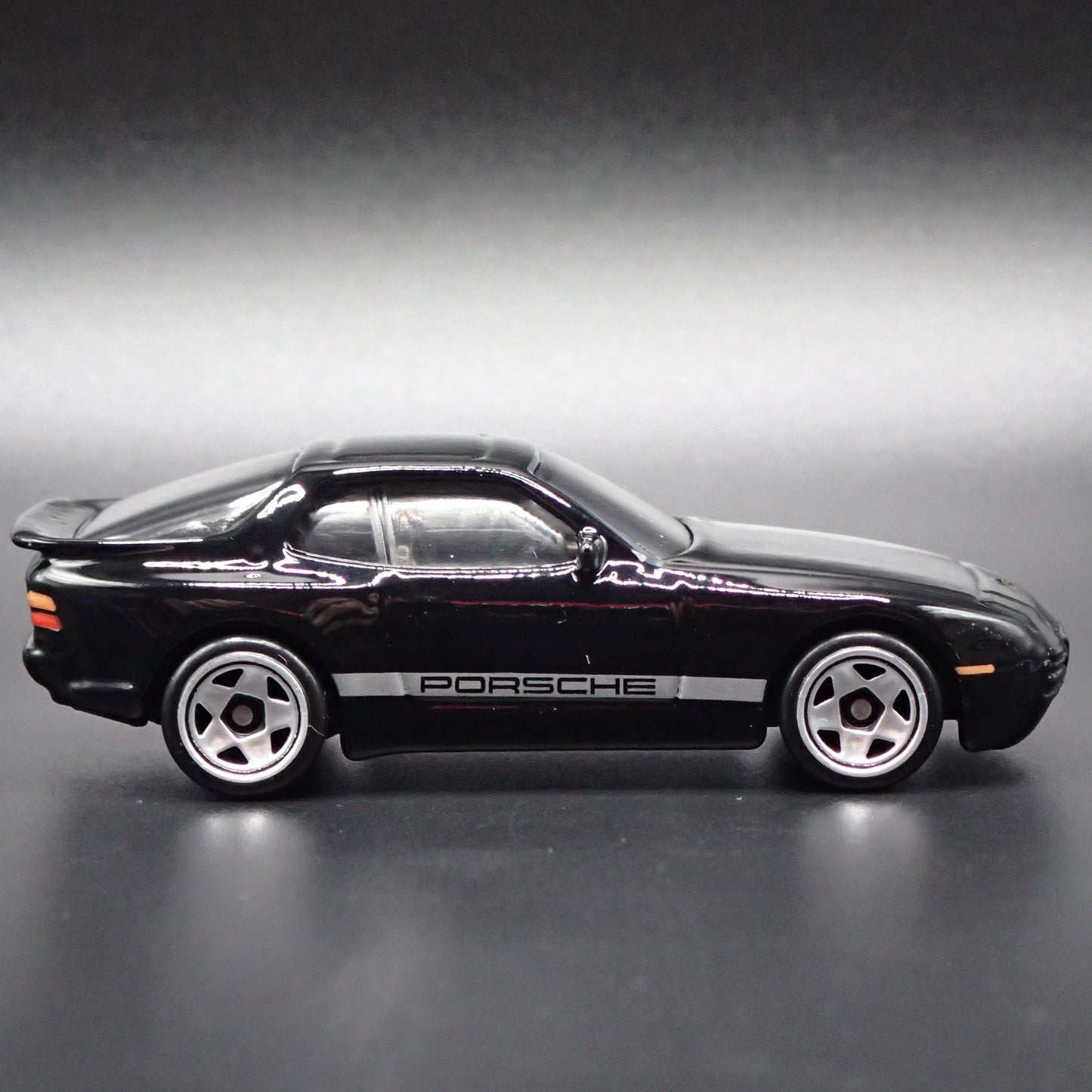 1982-1991 PORSCHE 944 TURBO 1:64 SCALE COLLECTIBLE DIORAMA DIECAST MODEL CAR