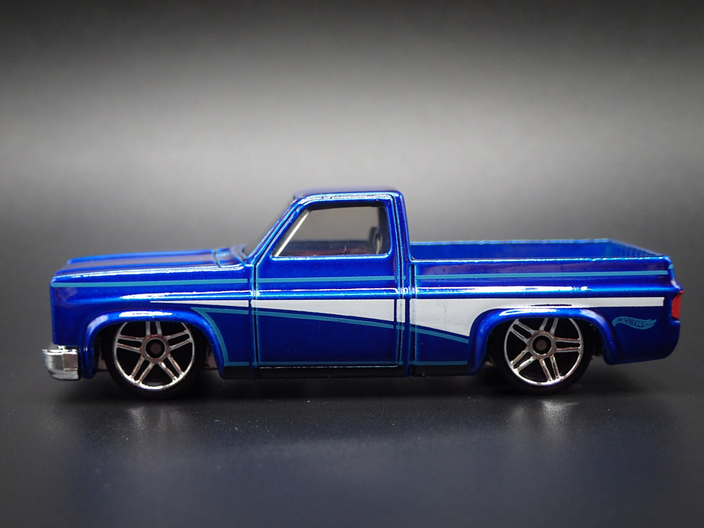 1983 83 CHEVY CHEVROLET SILVERADO SQUARE BODY TRUCK 1/64 SCALE DIECAST MODEL CAR