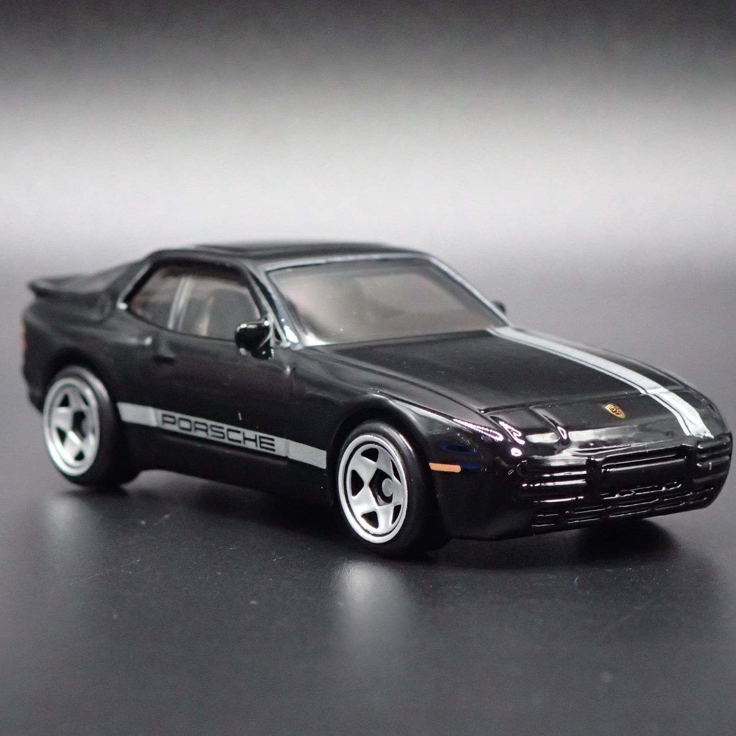 1982-1991 PORSCHE 944 TURBO 1:64 SCALE COLLECTIBLE DIORAMA DIECAST MODEL CAR