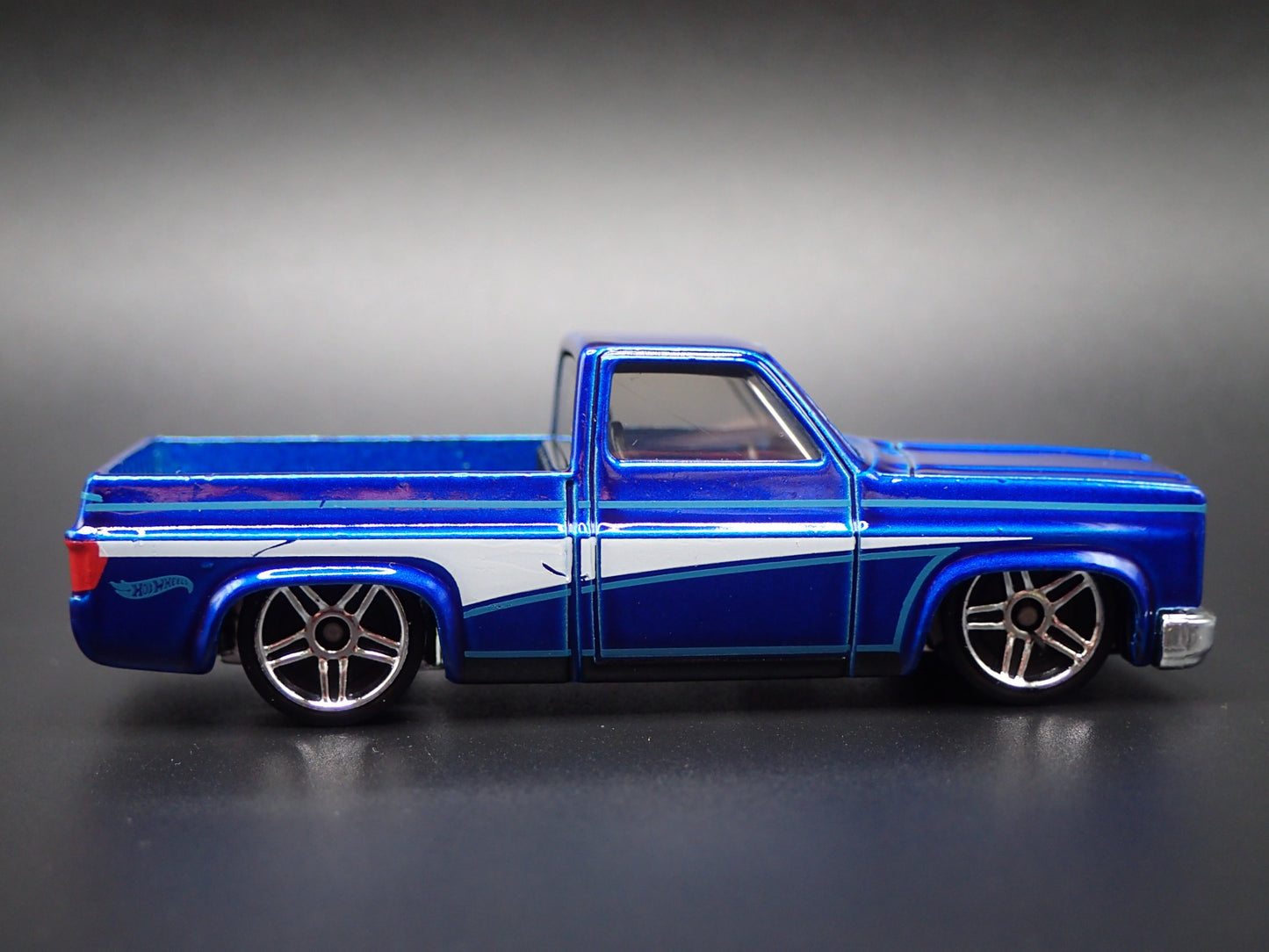 1983 83 CHEVY CHEVROLET SILVERADO SQUARE BODY TRUCK 1/64 SCALE DIECAST MODEL CAR