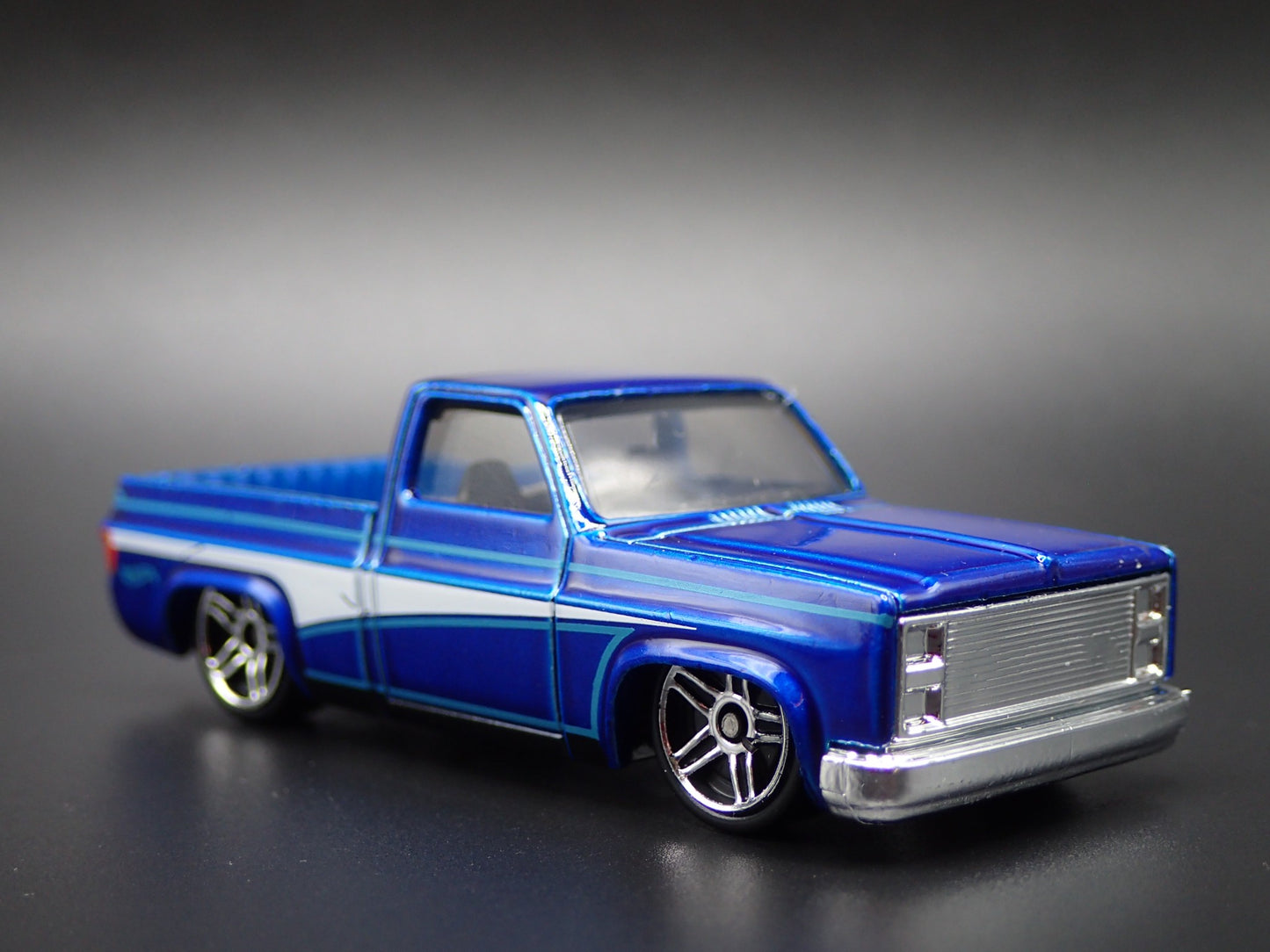 1983 83 CHEVY CHEVROLET SILVERADO SQUARE BODY TRUCK 1/64 SCALE DIECAST MODEL CAR