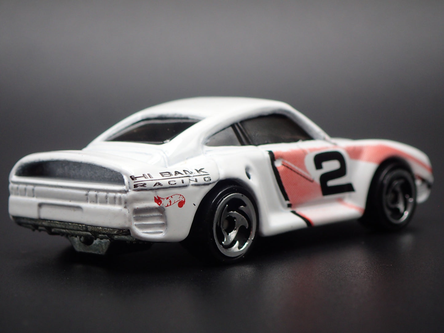 1986-1993 PORSCHE 959 WHITE 1:64 SCALE COLLECTIBLE DIORAMA DIECAST MODEL CAR