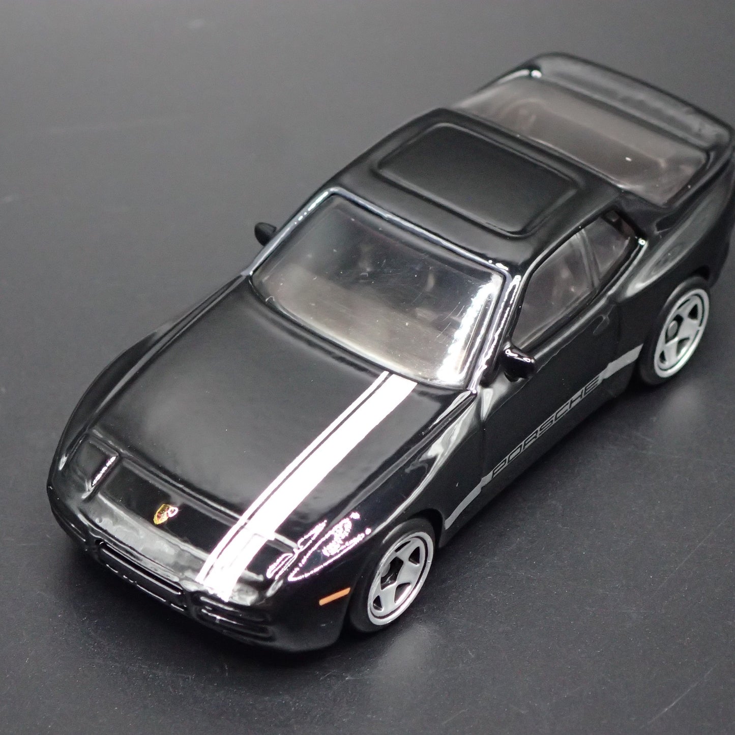 1982-1991 PORSCHE 944 TURBO 1:64 SCALE COLLECTIBLE DIORAMA DIECAST MODEL CAR